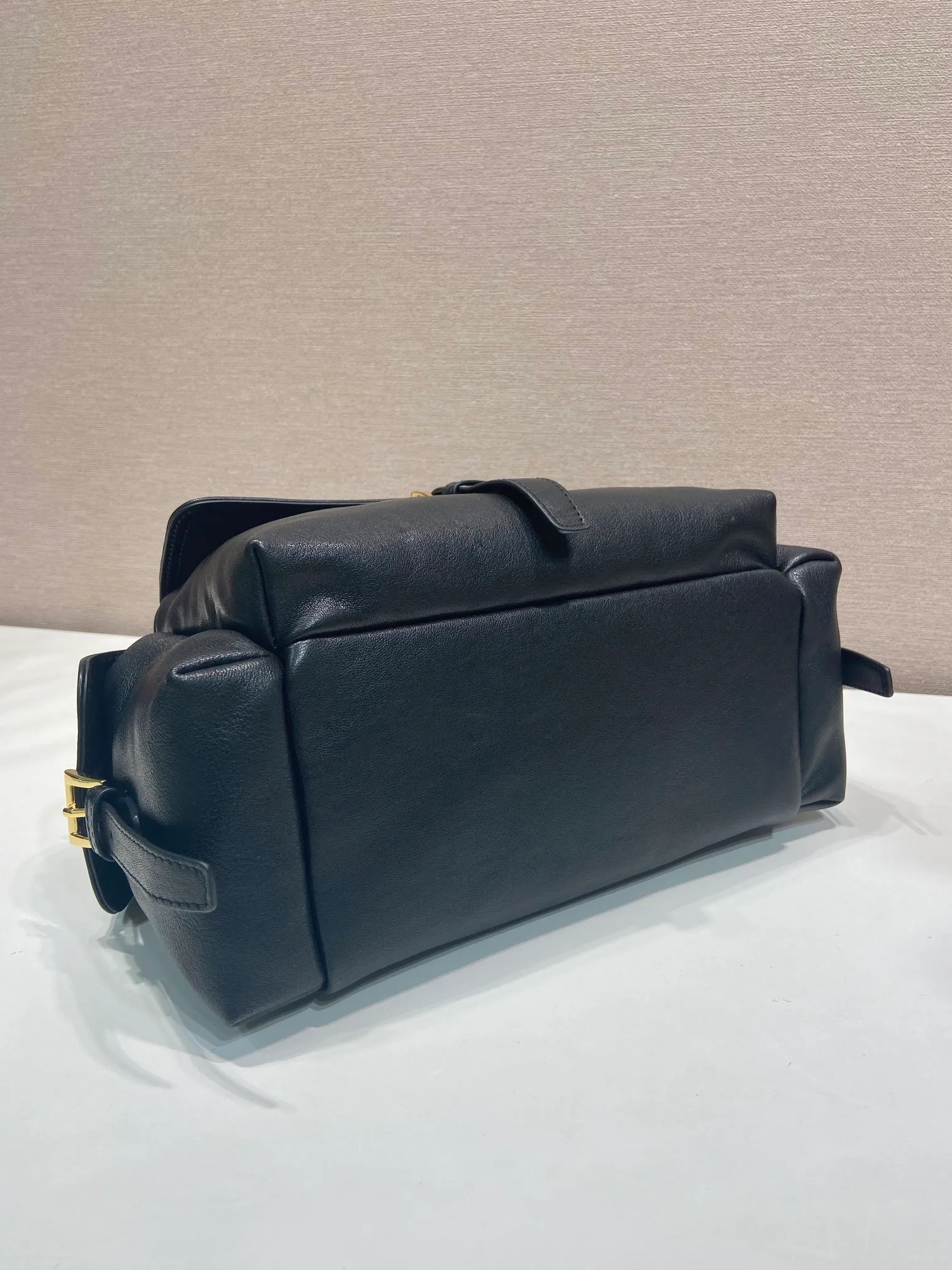 💰1760🎉New handbag🎉1BG596 vegetable soft sheepskin🎉🎉 This handbag is made of imported sheepskin fabric and top-grade hardware. Designed in portable sheepskin fabric, it is equipped with a detachable long shoulder strap, which can be carried on the shoulder/handheld/crossbody/. It is equipped with multiple pockets. It is very functional and has a large capacity. It is perfect. It is also a popular style that will never go out of style. Get it now🎉🎉 Length 31x Height 17x Bottom 11cm🎉🎉🎉💰💰💰