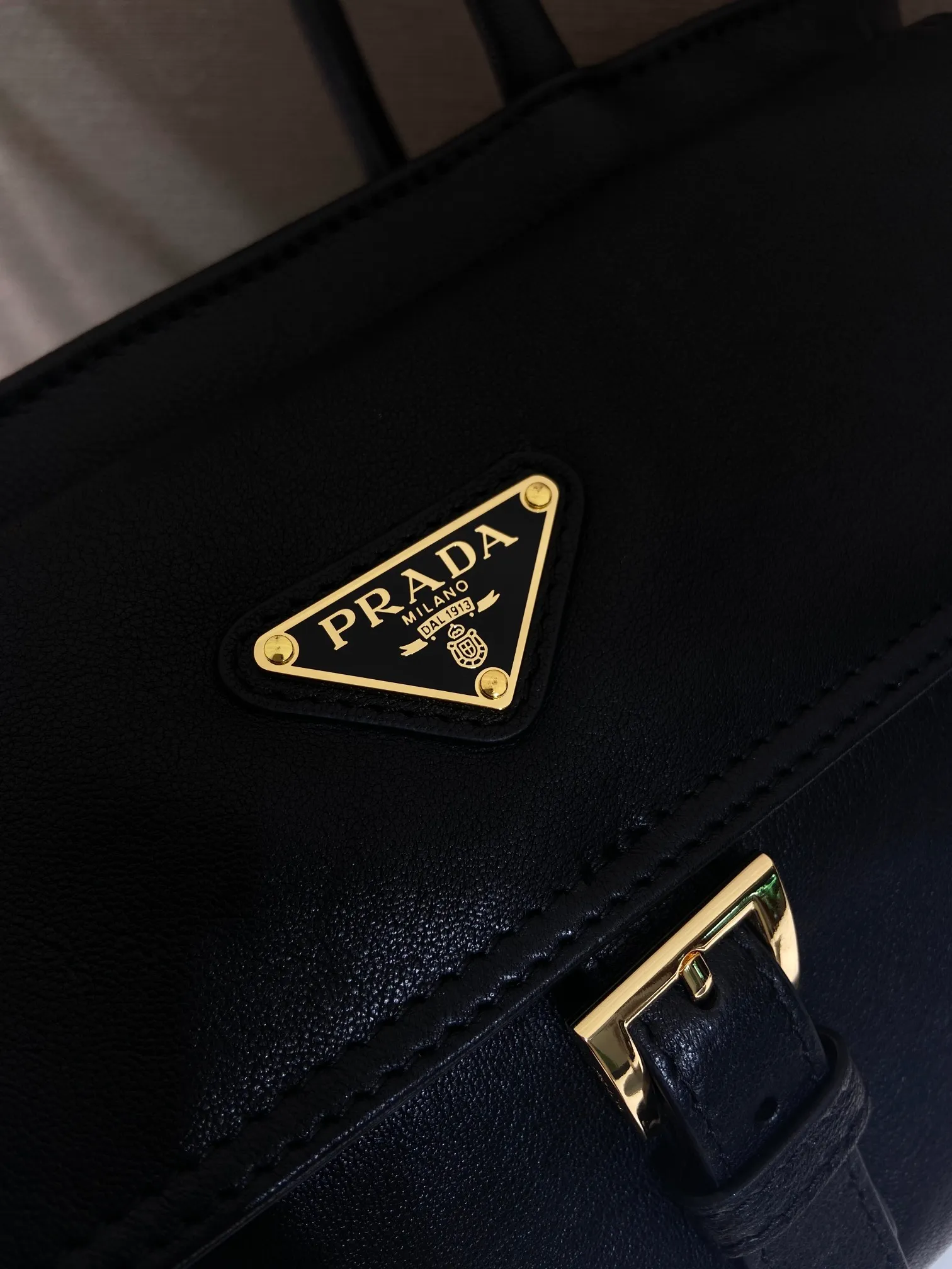 💰1760🎉New handbag🎉1BG596 vegetable soft sheepskin🎉🎉 This handbag is made of imported sheepskin fabric and top-grade hardware. Designed in portable sheepskin fabric, it is equipped with a detachable long shoulder strap, which can be carried on the shoulder/handheld/crossbody/. It is equipped with multiple pockets. It is very functional and has a large capacity. It is perfect. It is also a popular style that will never go out of style. Get it now🎉🎉 Length 31x Height 17x Bottom 11cm🎉🎉🎉💰💰💰