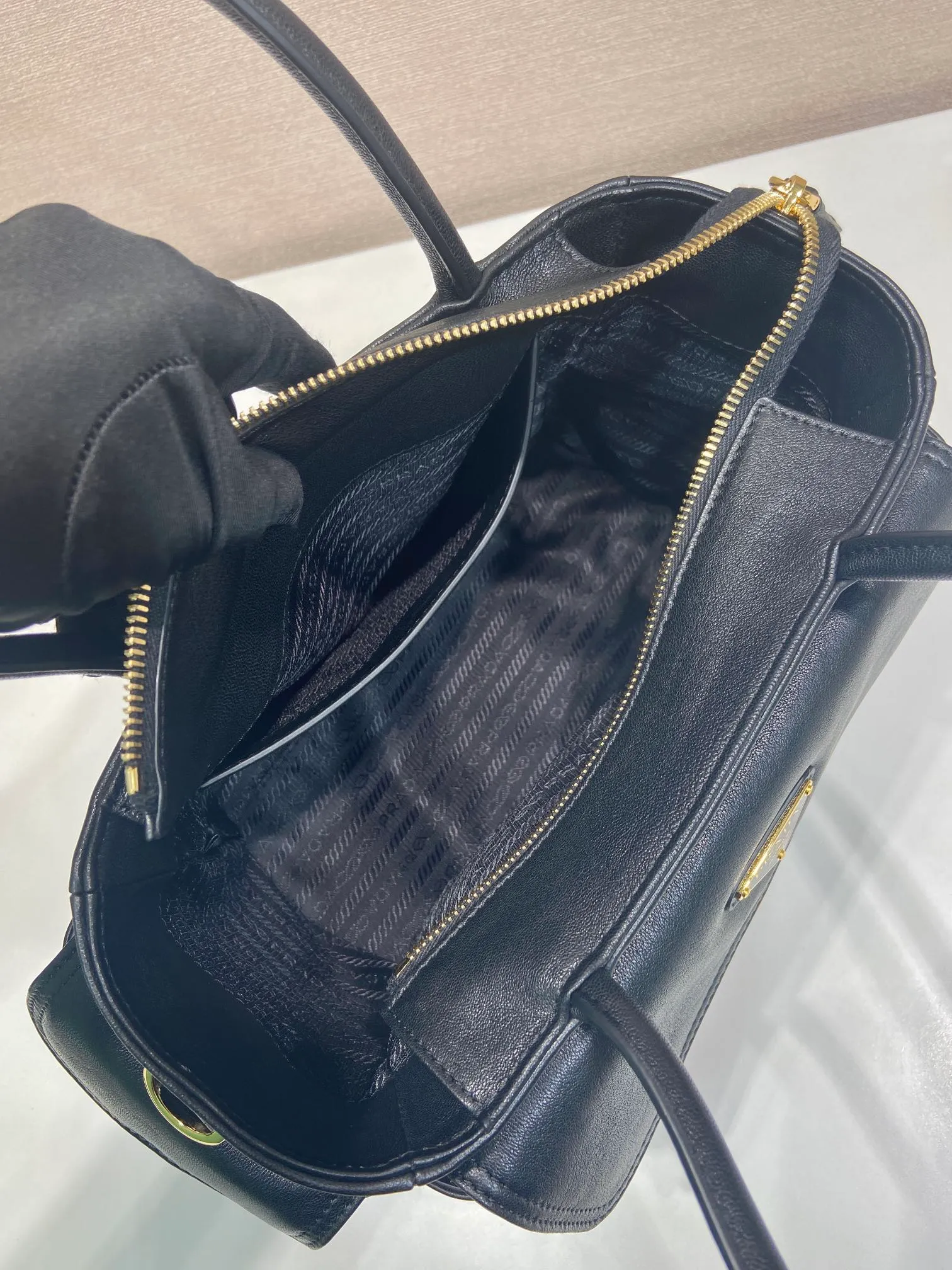 💰1760🎉New handbag🎉1BG596 vegetable soft sheepskin🎉🎉 This handbag is made of imported sheepskin fabric and top-grade hardware. Designed in portable sheepskin fabric, it is equipped with a detachable long shoulder strap, which can be carried on the shoulder/handheld/crossbody/. It is equipped with multiple pockets. It is very functional and has a large capacity. It is perfect. It is also a popular style that will never go out of style. Get it now🎉🎉 Length 31x Height 17x Bottom 11cm🎉🎉🎉💰💰💰