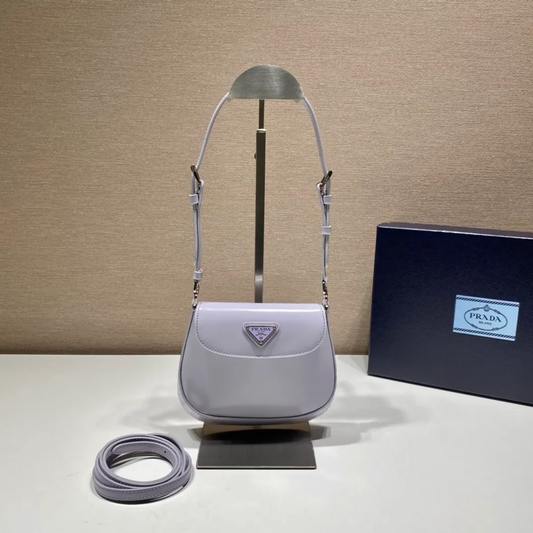 💰1120🎉mini🎉1BH188🎉🎉Dream Purple🎉🎉 Cleo series handbags reinterpret the brand’s iconic archive design and witness the fusion of classicism and futurism. This curved mini shoulder bag has simple and stylish lines, and the unique slanted bottom and sides give the bag a refined style. The handle is equipped with an extension strap, which can be carried by hand or worn cross-body. Lightweight and fashionable🎉🎉, get it now🎉🎉 Length 17x Height 14.5x Bottom 7cm