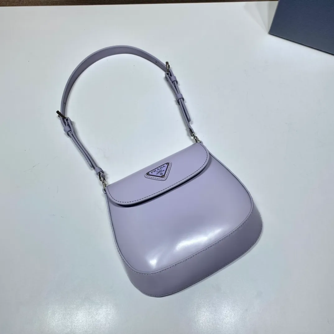 💰1120🎉mini🎉1BH188🎉🎉Dream Purple🎉🎉 Cleo series handbags reinterpret the brand’s iconic archive design and witness the fusion of classicism and futurism. This curved mini shoulder bag has simple and stylish lines, and the unique slanted bottom and sides give the bag a refined style. The handle is equipped with an extension strap, which can be carried by hand or worn cross-body. Lightweight and fashionable🎉🎉, get it now🎉🎉 Length 17x Height 14.5x Bottom 7cm