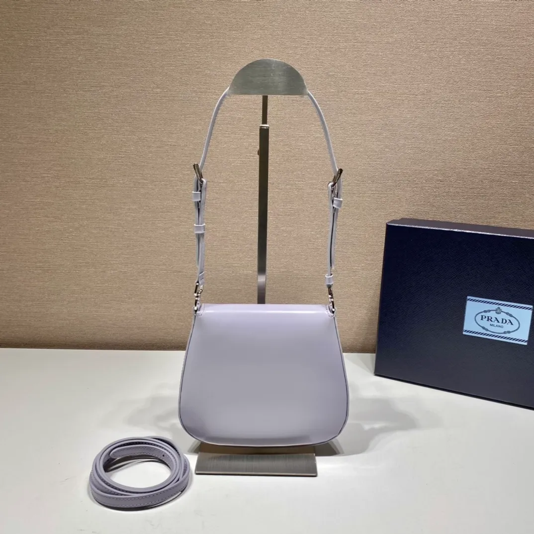 💰1120🎉mini🎉1BH188🎉🎉Dream Purple🎉🎉 Cleo series handbags reinterpret the brand’s iconic archive design and witness the fusion of classicism and futurism. This curved mini shoulder bag has simple and stylish lines, and the unique slanted bottom and sides give the bag a refined style. The handle is equipped with an extension strap, which can be carried by hand or worn cross-body. Lightweight and fashionable🎉🎉, get it now🎉🎉 Length 17x Height 14.5x Bottom 7cm