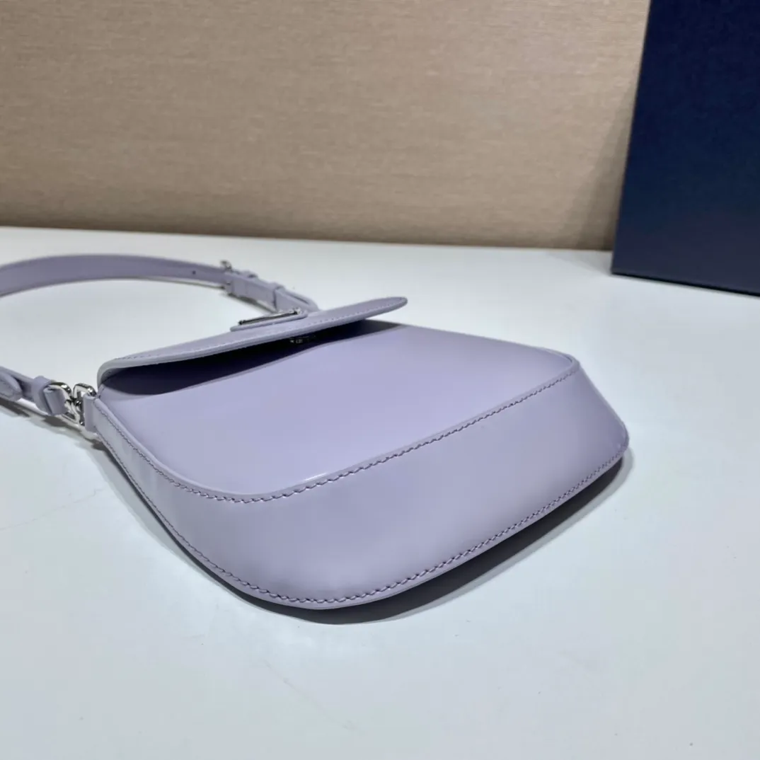 💰1120🎉mini🎉1BH188🎉🎉Dream Purple🎉🎉 Cleo series handbags reinterpret the brand’s iconic archive design and witness the fusion of classicism and futurism. This curved mini shoulder bag has simple and stylish lines, and the unique slanted bottom and sides give the bag a refined style. The handle is equipped with an extension strap, which can be carried by hand or worn cross-body. Lightweight and fashionable🎉🎉, get it now🎉🎉 Length 17x Height 14.5x Bottom 7cm