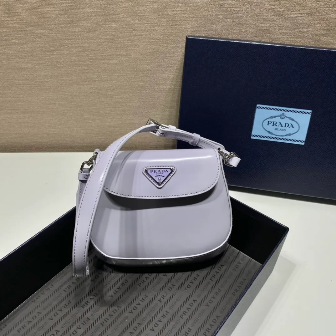 💰1120🎉mini🎉1BH188🎉🎉Dream Purple🎉🎉 Cleo series handbags reinterpret the brand’s iconic archive design and witness the fusion of classicism and futurism. This curved mini shoulder bag has simple and stylish lines, and the unique slanted bottom and sides give the bag a refined style. The handle is equipped with an extension strap, which can be carried by hand or worn cross-body. Lightweight and fashionable🎉🎉, get it now🎉🎉 Length 17x Height 14.5x Bottom 7cm