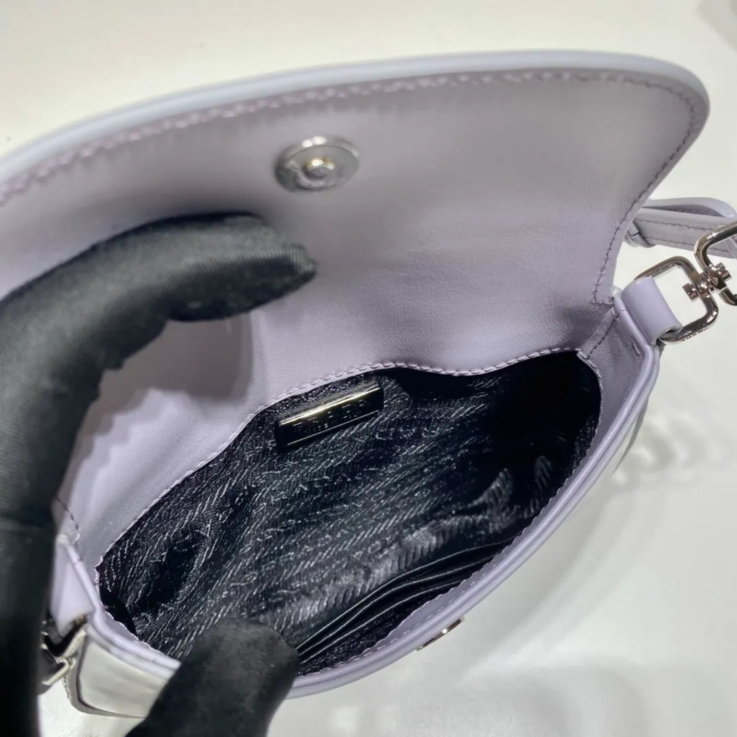 💰1120🎉mini🎉1BH188🎉🎉Dream Purple🎉🎉 Cleo series handbags reinterpret the brand’s iconic archive design and witness the fusion of classicism and futurism. This curved mini shoulder bag has simple and stylish lines, and the unique slanted bottom and sides give the bag a refined style. The handle is equipped with an extension strap, which can be carried by hand or worn cross-body. Lightweight and fashionable🎉🎉, get it now🎉🎉 Length 17x Height 14.5x Bottom 7cm