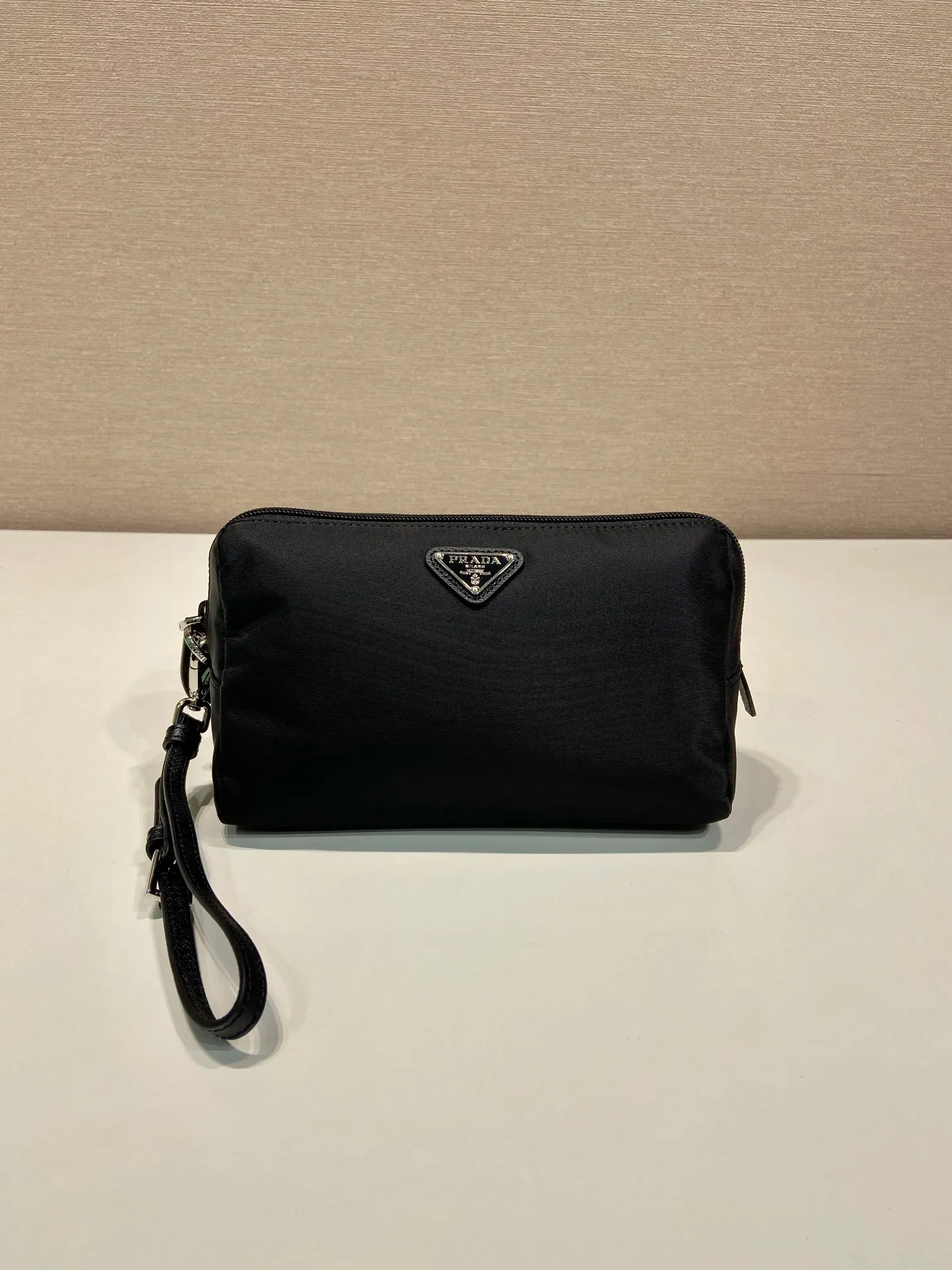 💰560🎉New handbag🎉1NS693 white hardware🎉🎉 This handbag is made of imported nylon fabric. The white triangle logo embellishes simple lines. The bag opens to reveal a zippered inner pocket. Detachable leather wristband, suitable for both men and women, lightweight and practical, and a popular style that will never go out of style🎉🎉 Length 20x Height 11.5x Base 9cm🎉🎉🎉👏👏👏