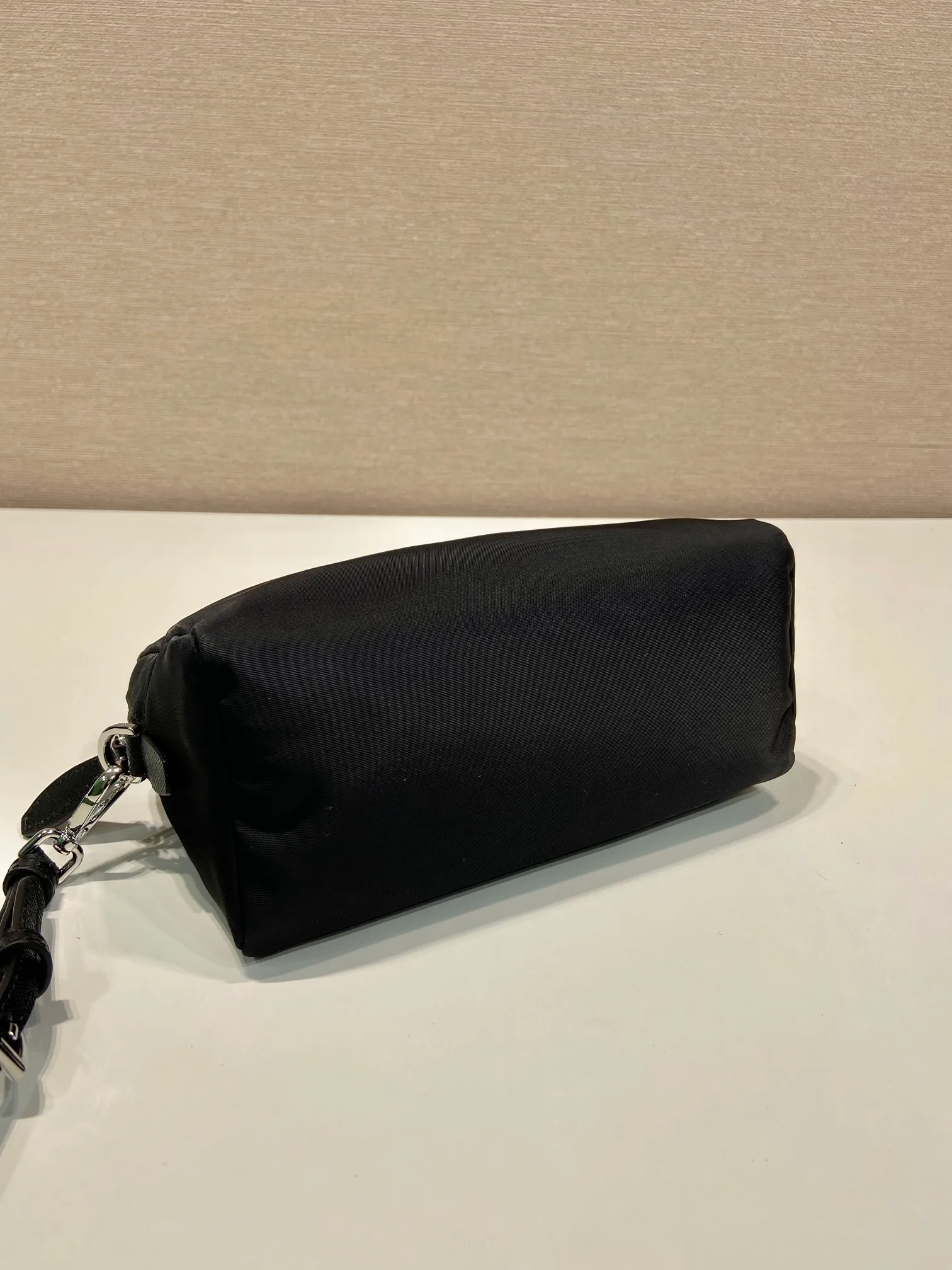 💰560🎉New handbag🎉1NS693 white hardware🎉🎉 This handbag is made of imported nylon fabric. The white triangle logo embellishes simple lines. The bag opens to reveal a zippered inner pocket. Detachable leather wristband, suitable for both men and women, lightweight and practical, and a popular style that will never go out of style🎉🎉 Length 20x Height 11.5x Base 9cm🎉🎉🎉👏👏👏