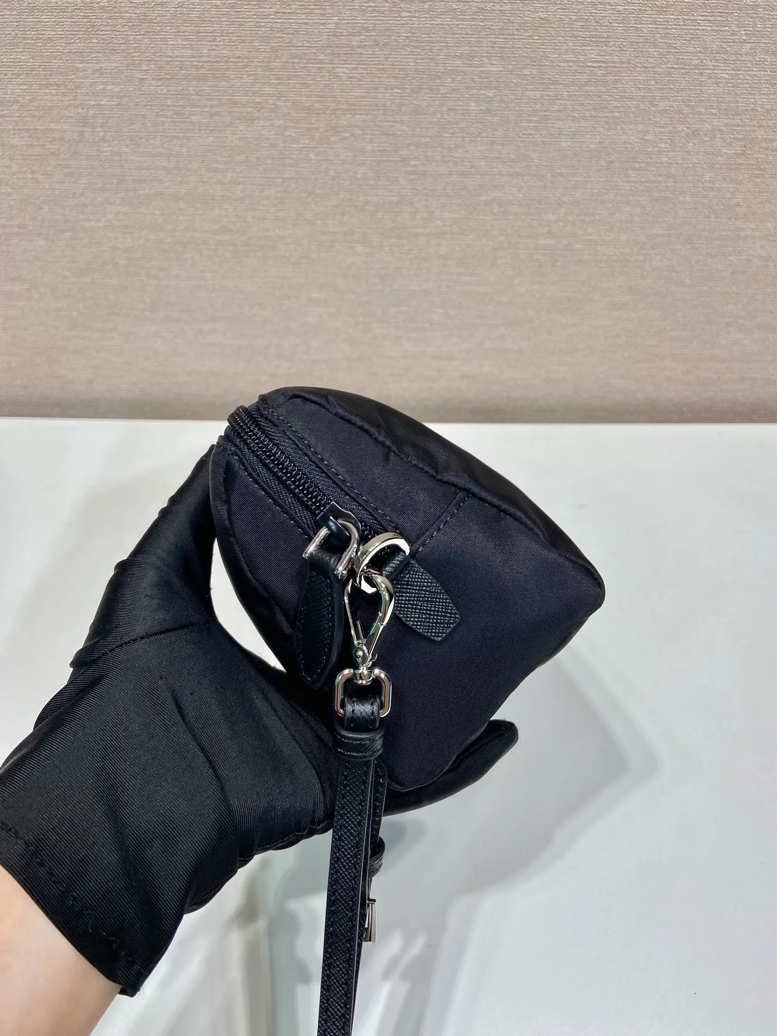 💰560🎉New handbag🎉1NS693 white hardware🎉🎉 This handbag is made of imported nylon fabric. The white triangle logo embellishes simple lines. The bag opens to reveal a zippered inner pocket. Detachable leather wristband, suitable for both men and women, lightweight and practical, and a popular style that will never go out of style🎉🎉 Length 20x Height 11.5x Base 9cm🎉🎉🎉👏👏👏