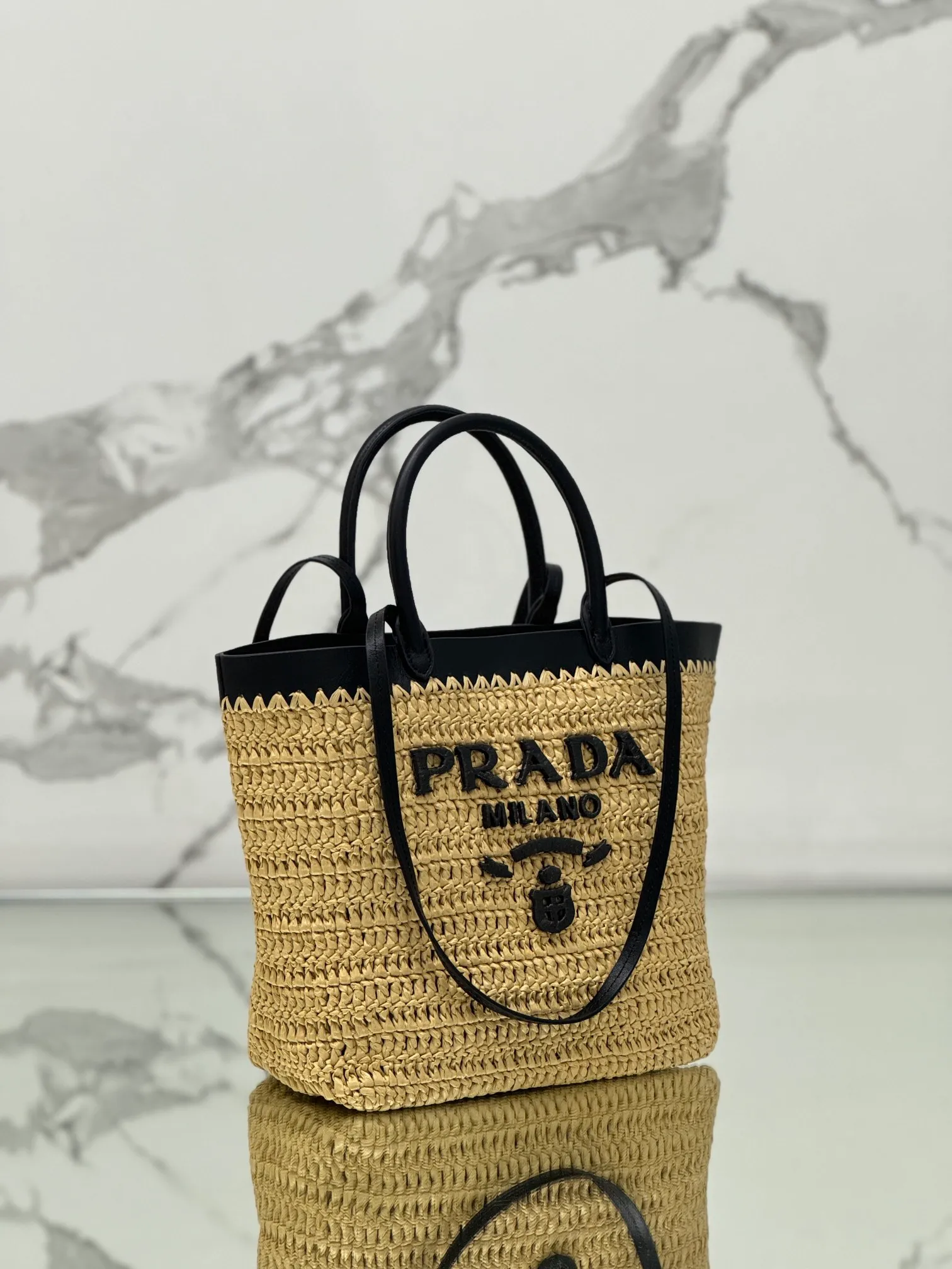 💰1500 (medium) New straw tote bag, this modern and sophisticated tote bag combines crochet craftsmanship and leather details to create a summer atmosphere. Double cowhide handles can be used as a handbag or shoulder bag, and the front is decorated with a contrasting embroidered letter logo for added recognition. The exquisite woven bag body exudes a strong spring and summer atmosphere~ It can give an unparalleled high-end texture simply by carrying it. It has large space capacity and is a classic hot style. Size: 25×26×15cm Style number: 1BG500