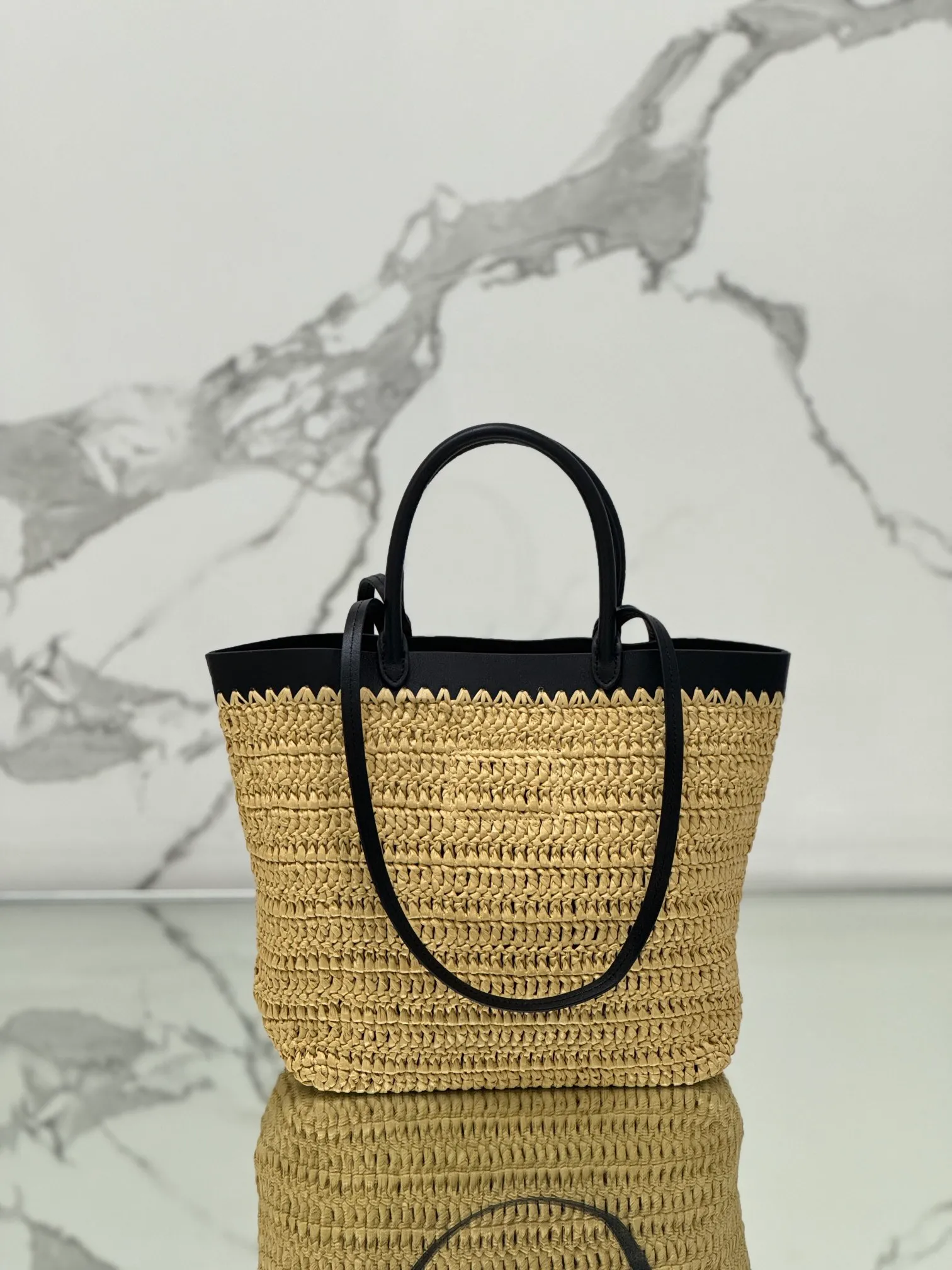 💰1500 (medium) New straw tote bag, this modern and sophisticated tote bag combines crochet craftsmanship and leather details to create a summer atmosphere. Double cowhide handles can be used as a handbag or shoulder bag, and the front is decorated with a contrasting embroidered letter logo for added recognition. The exquisite woven bag body exudes a strong spring and summer atmosphere~ It can give an unparalleled high-end texture simply by carrying it. It has large space capacity and is a classic hot style. Size: 25×26×15cm Style number: 1BG500