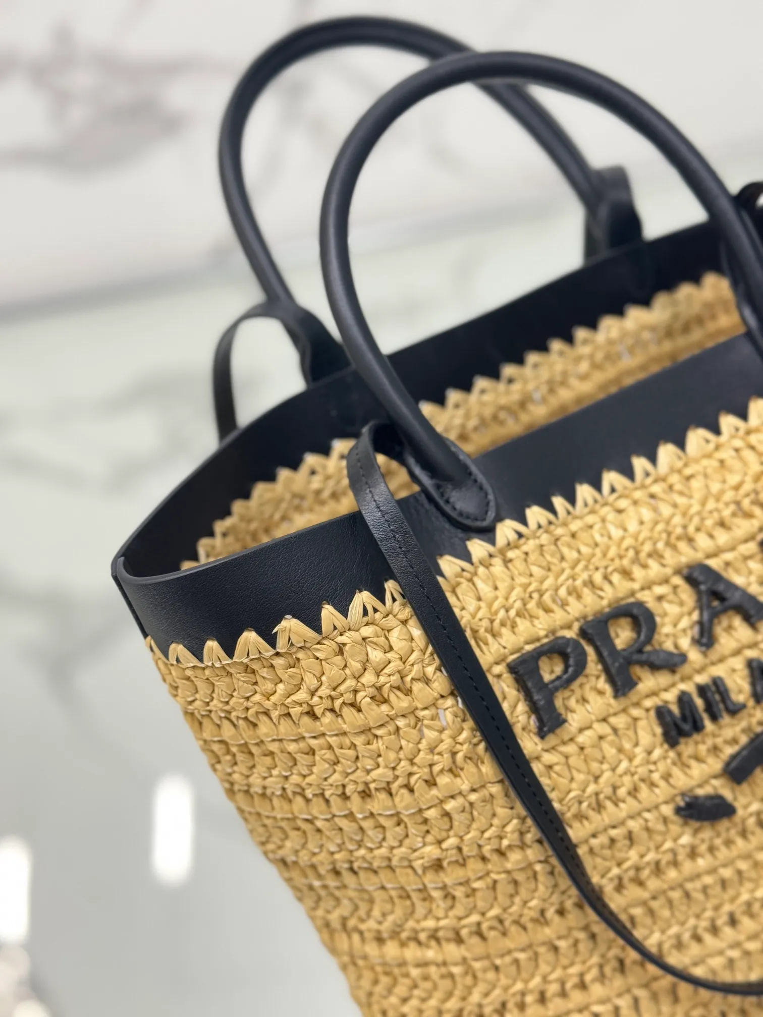 💰1500 (medium) New straw tote bag, this modern and sophisticated tote bag combines crochet craftsmanship and leather details to create a summer atmosphere. Double cowhide handles can be used as a handbag or shoulder bag, and the front is decorated with a contrasting embroidered letter logo for added recognition. The exquisite woven bag body exudes a strong spring and summer atmosphere~ It can give an unparalleled high-end texture simply by carrying it. It has large space capacity and is a classic hot style. Size: 25×26×15cm Style number: 1BG500