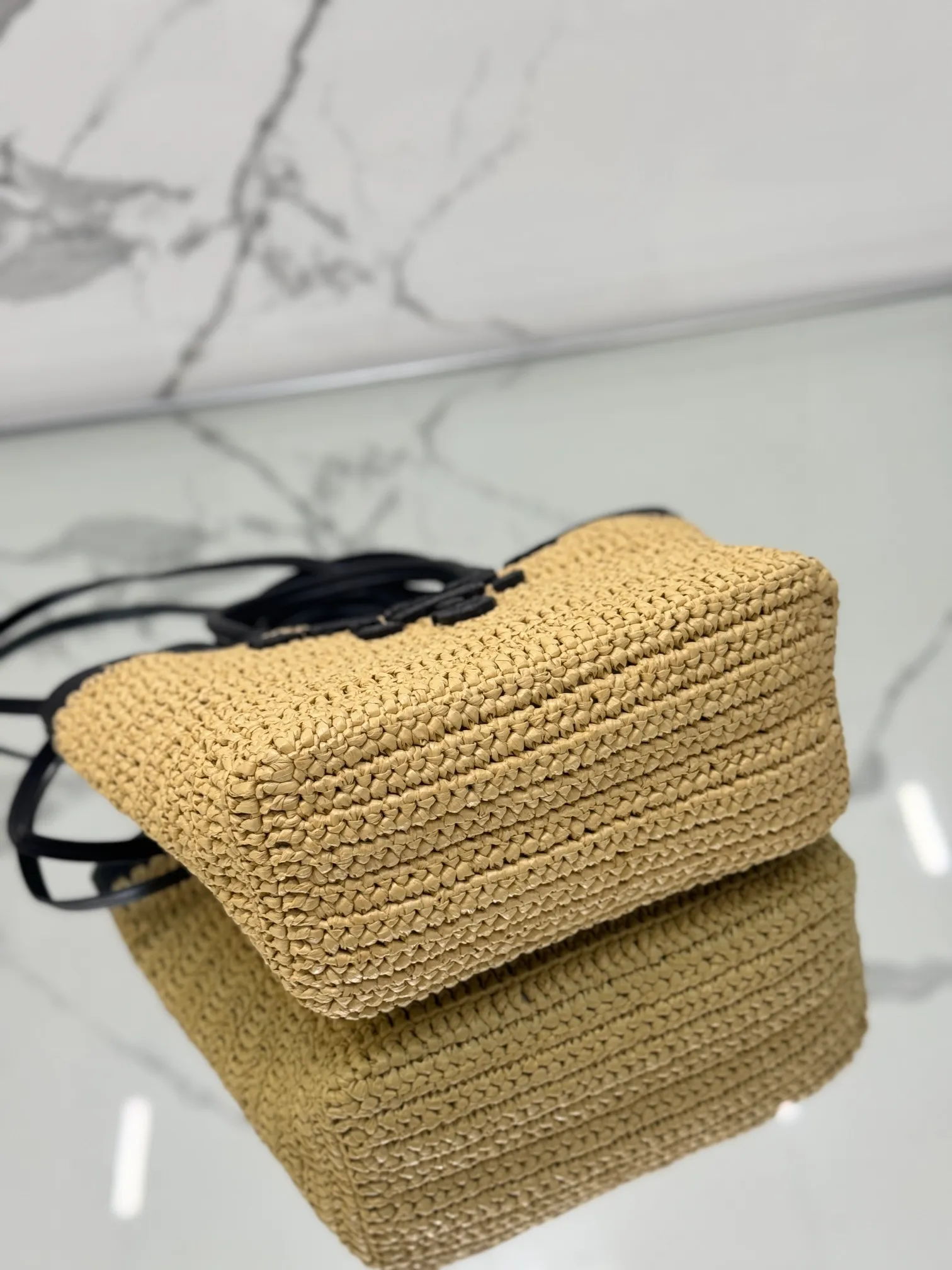 💰1500 (medium) New straw tote bag, this modern and sophisticated tote bag combines crochet craftsmanship and leather details to create a summer atmosphere. Double cowhide handles can be used as a handbag or shoulder bag, and the front is decorated with a contrasting embroidered letter logo for added recognition. The exquisite woven bag body exudes a strong spring and summer atmosphere~ It can give an unparalleled high-end texture simply by carrying it. It has large space capacity and is a classic hot style. Size: 25×26×15cm Style number: 1BG500