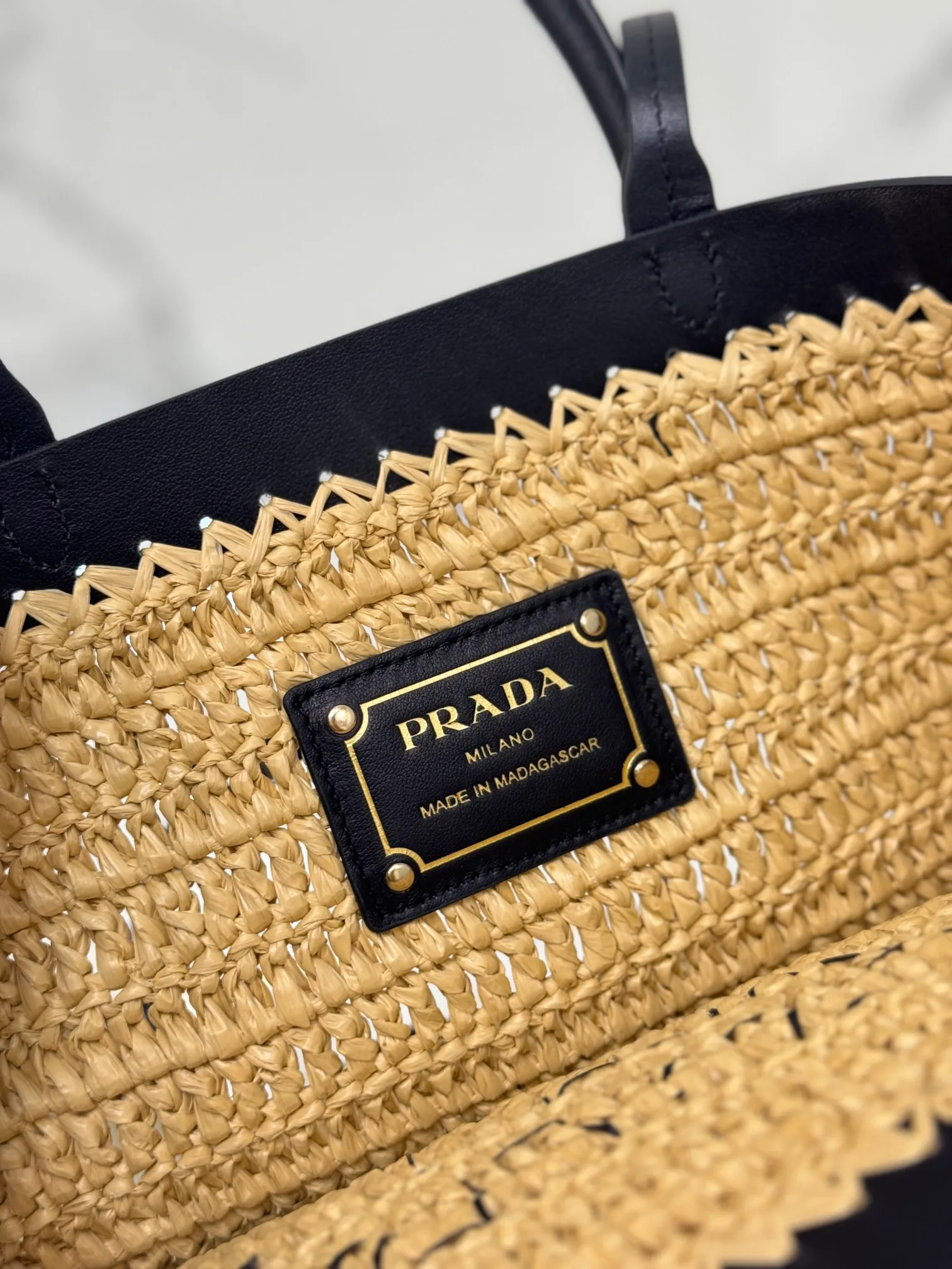 💰1500 (medium) New straw tote bag, this modern and sophisticated tote bag combines crochet craftsmanship and leather details to create a summer atmosphere. Double cowhide handles can be used as a handbag or shoulder bag, and the front is decorated with a contrasting embroidered letter logo for added recognition. The exquisite woven bag body exudes a strong spring and summer atmosphere~ It can give an unparalleled high-end texture simply by carrying it. It has large space capacity and is a classic hot style. Size: 25×26×15cm Style number: 1BG500