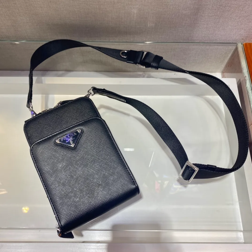💰1020🎉New mobile phone bag🎉2ZH126 cross pattern🎉🎉 This mobile phone bag is made of cross pattern leather and equipped with a detachable woven nylon shoulder strap. Retro glossy leather has always been favored by the luxury world. It has been the brand's iconic material since it was adopted by P. It has zipper closure and three card slots in the front pocket. The upper body effect is super cool😎. It is suitable for both men and women. It is worth owning. Get it now👏👏 Length 12x height 18 bottom 4cm🎉🎉🎉👏👏👏