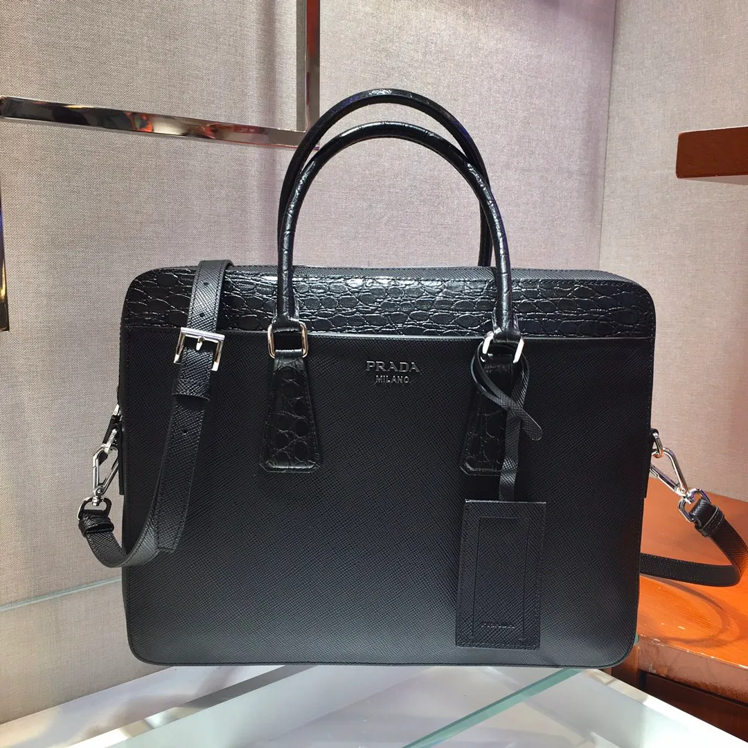 💰2040🎉Exclusive debut🎉2VE368D🎉🎉Original item👍👍Made of imported Saffiano leather material, crocodile leather trim, double handles, top-grade polished stainless steel finish metal accessories, a business compartment : One sliding bag, one zipper bag, two mobile phone pockets, leather lining, triangular enamel logo on the front exterior, this matching pattern looks particularly unique and fashionable, men’s favorite, 😘😘Length 36x Height 28x Bottom 4cm👍👍