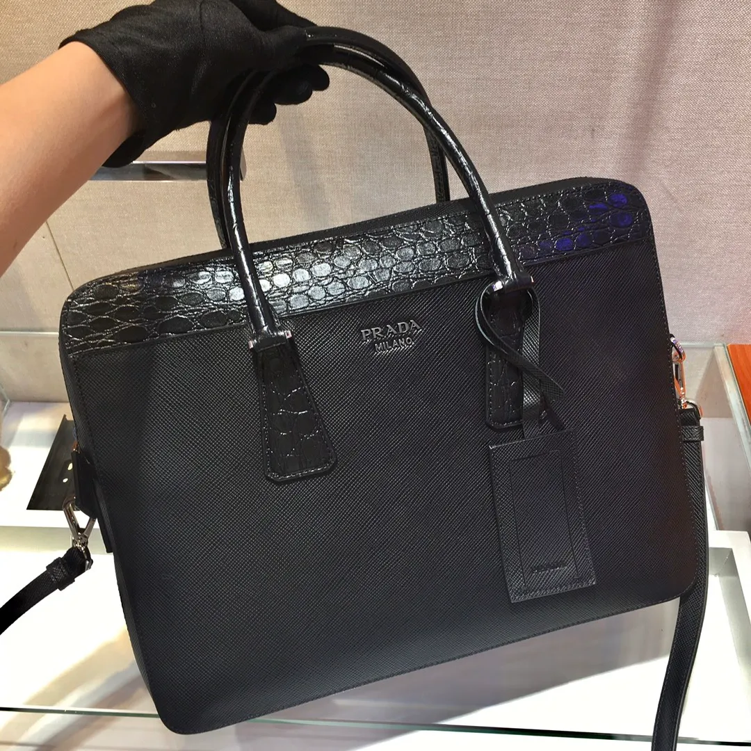 💰2040🎉Exclusive debut🎉2VE368D🎉🎉Original item👍👍Made of imported Saffiano leather material, crocodile leather trim, double handles, top-grade polished stainless steel finish metal accessories, a business compartment : One sliding bag, one zipper bag, two mobile phone pockets, leather lining, triangular enamel logo on the front exterior, this matching pattern looks particularly unique and fashionable, men’s favorite, 😘😘Length 36x Height 28x Bottom 4cm👍👍