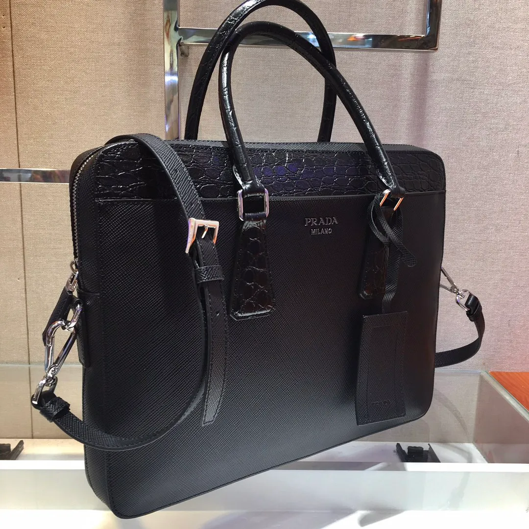 💰2040🎉Exclusive debut🎉2VE368D🎉🎉Original item👍👍Made of imported Saffiano leather material, crocodile leather trim, double handles, top-grade polished stainless steel finish metal accessories, a business compartment : One sliding bag, one zipper bag, two mobile phone pockets, leather lining, triangular enamel logo on the front exterior, this matching pattern looks particularly unique and fashionable, men’s favorite, 😘😘Length 36x Height 28x Bottom 4cm👍👍
