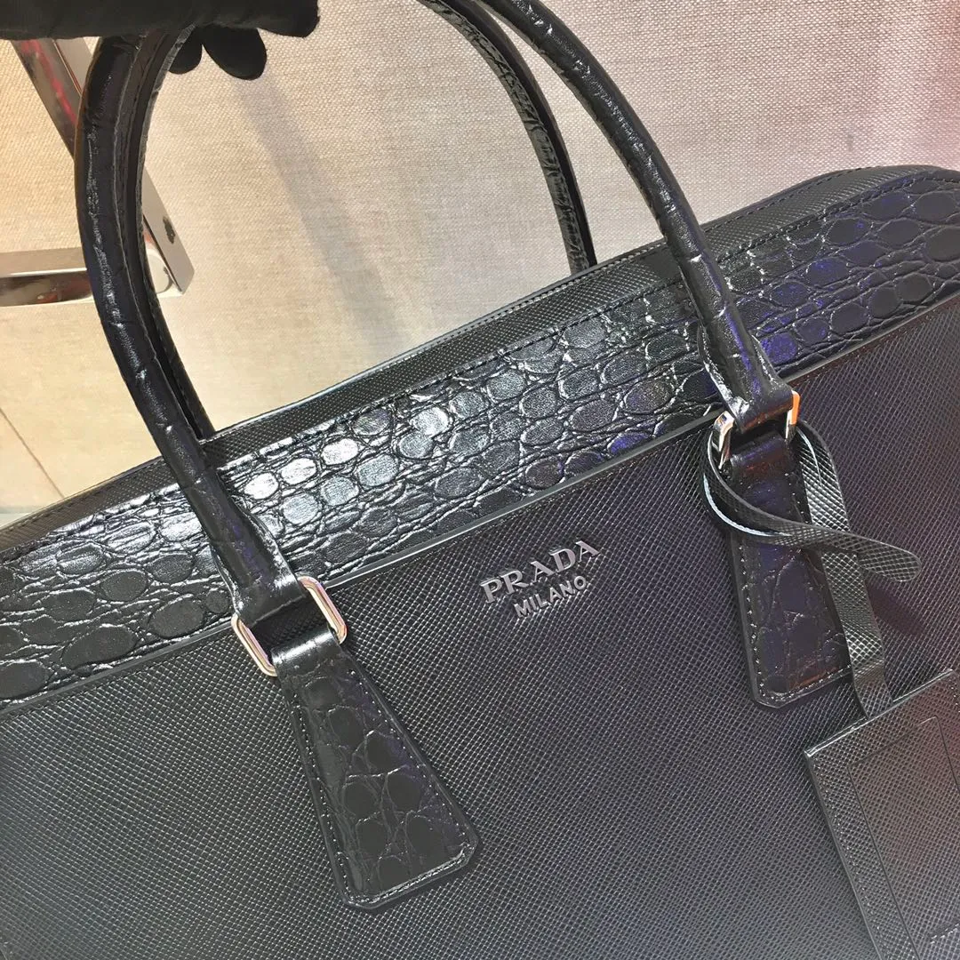 💰2040🎉Exclusive debut🎉2VE368D🎉🎉Original item👍👍Made of imported Saffiano leather material, crocodile leather trim, double handles, top-grade polished stainless steel finish metal accessories, a business compartment : One sliding bag, one zipper bag, two mobile phone pockets, leather lining, triangular enamel logo on the front exterior, this matching pattern looks particularly unique and fashionable, men’s favorite, 😘😘Length 36x Height 28x Bottom 4cm👍👍