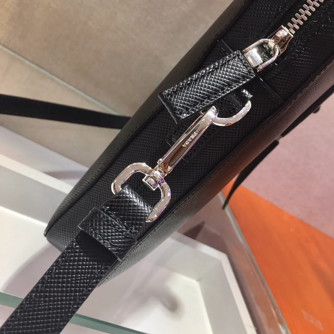 💰2040🎉Exclusive debut🎉2VE368D🎉🎉Original item👍👍Made of imported Saffiano leather material, crocodile leather trim, double handles, top-grade polished stainless steel finish metal accessories, a business compartment : One sliding bag, one zipper bag, two mobile phone pockets, leather lining, triangular enamel logo on the front exterior, this matching pattern looks particularly unique and fashionable, men’s favorite, 😘😘Length 36x Height 28x Bottom 4cm👍👍
