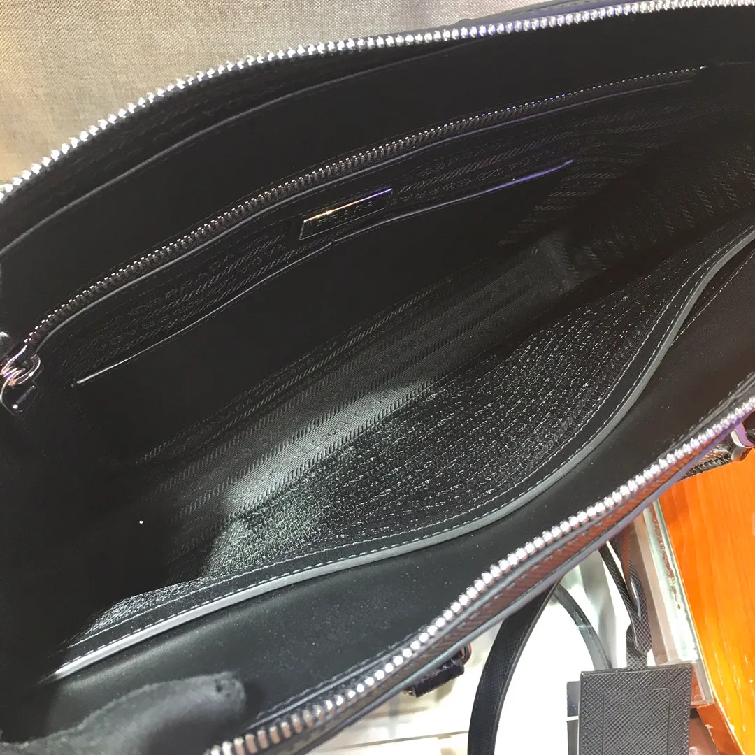 💰2040🎉Exclusive debut🎉2VE368D🎉🎉Original item👍👍Made of imported Saffiano leather material, crocodile leather trim, double handles, top-grade polished stainless steel finish metal accessories, a business compartment : One sliding bag, one zipper bag, two mobile phone pockets, leather lining, triangular enamel logo on the front exterior, this matching pattern looks particularly unique and fashionable, men’s favorite, 😘😘Length 36x Height 28x Bottom 4cm👍👍