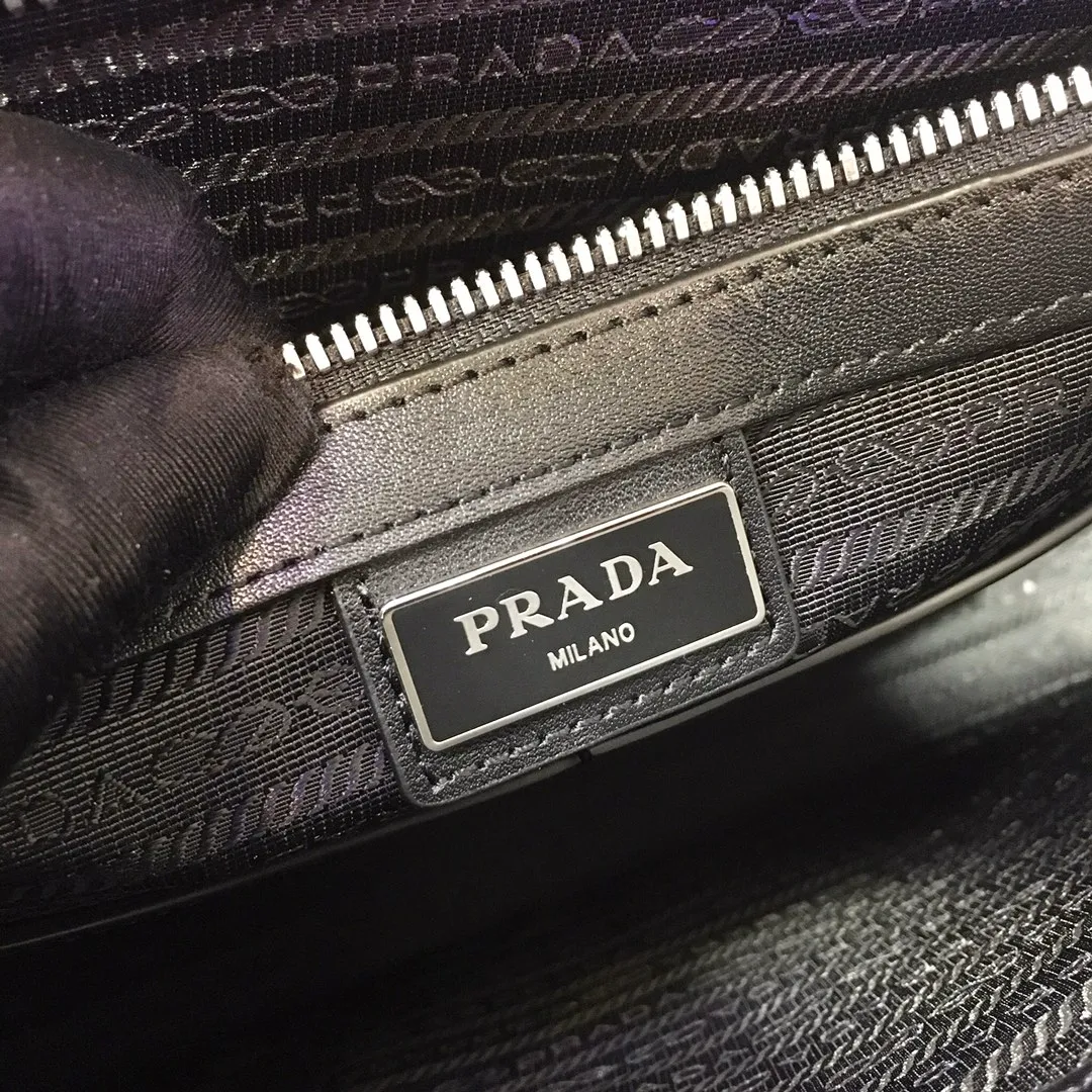 💰2040🎉Exclusive debut🎉2VE368D🎉🎉Original item👍👍Made of imported Saffiano leather material, crocodile leather trim, double handles, top-grade polished stainless steel finish metal accessories, a business compartment : One sliding bag, one zipper bag, two mobile phone pockets, leather lining, triangular enamel logo on the front exterior, this matching pattern looks particularly unique and fashionable, men’s favorite, 😘😘Length 36x Height 28x Bottom 4cm👍👍