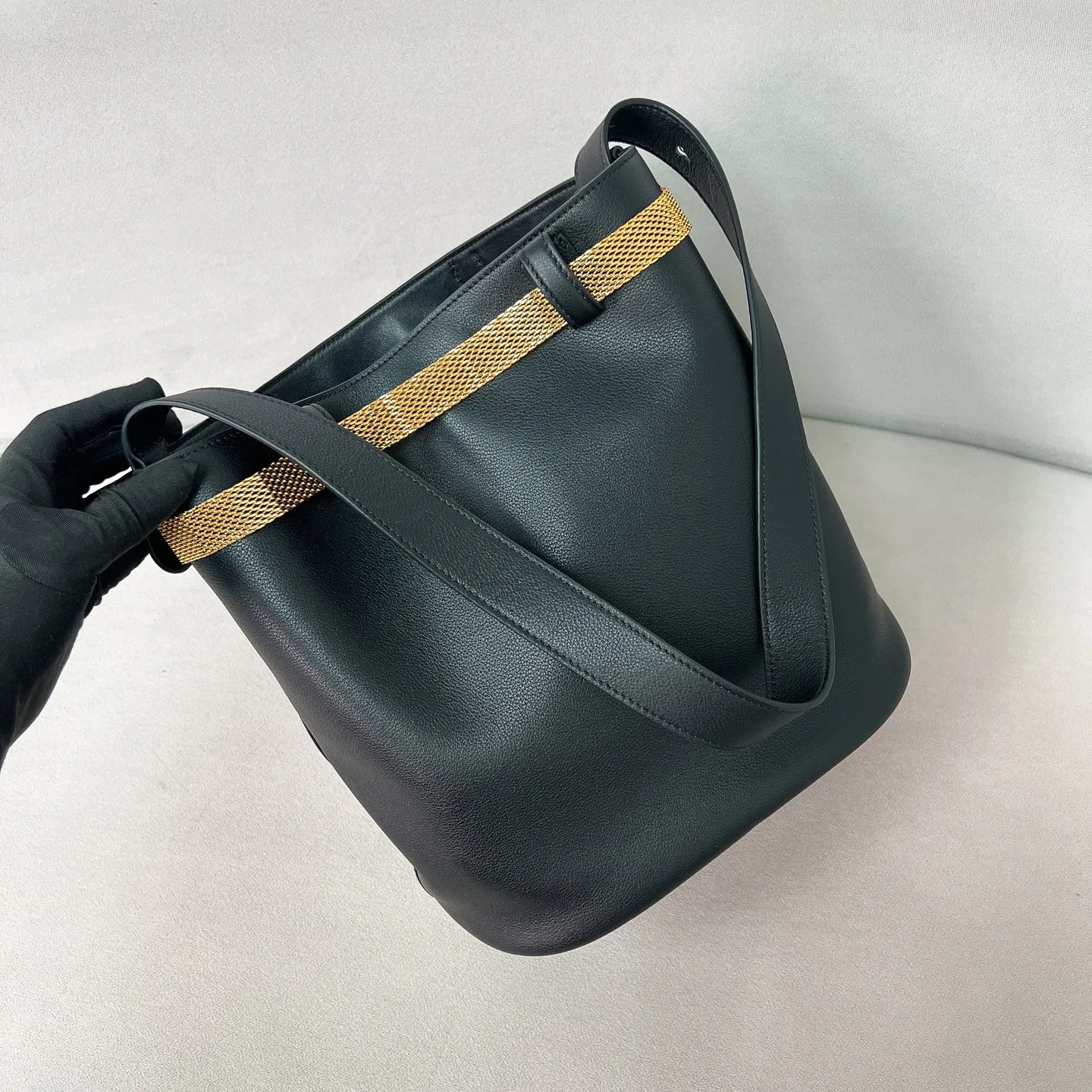 💰1700✨New product launch✨2025 spring and summer new product Buckle bucket bag 1BE085 inherits the classic bucket bag shape. The newly designed leather belt has a unique style that makes the bag infinitely dynamic. It is made of chic and noble calfskin. The bag is decorated with metallic mesh design. It is equipped with tortoise shell panel buckle. Elegant and simple bag body design is decorated with unique hardware decoration, showing a refined and elegant aesthetic style. Equipped with an adjustable hand strap, perfect details comparable to brick cabinets, super awesome 5🌟 size: 29*26.5*18cm black