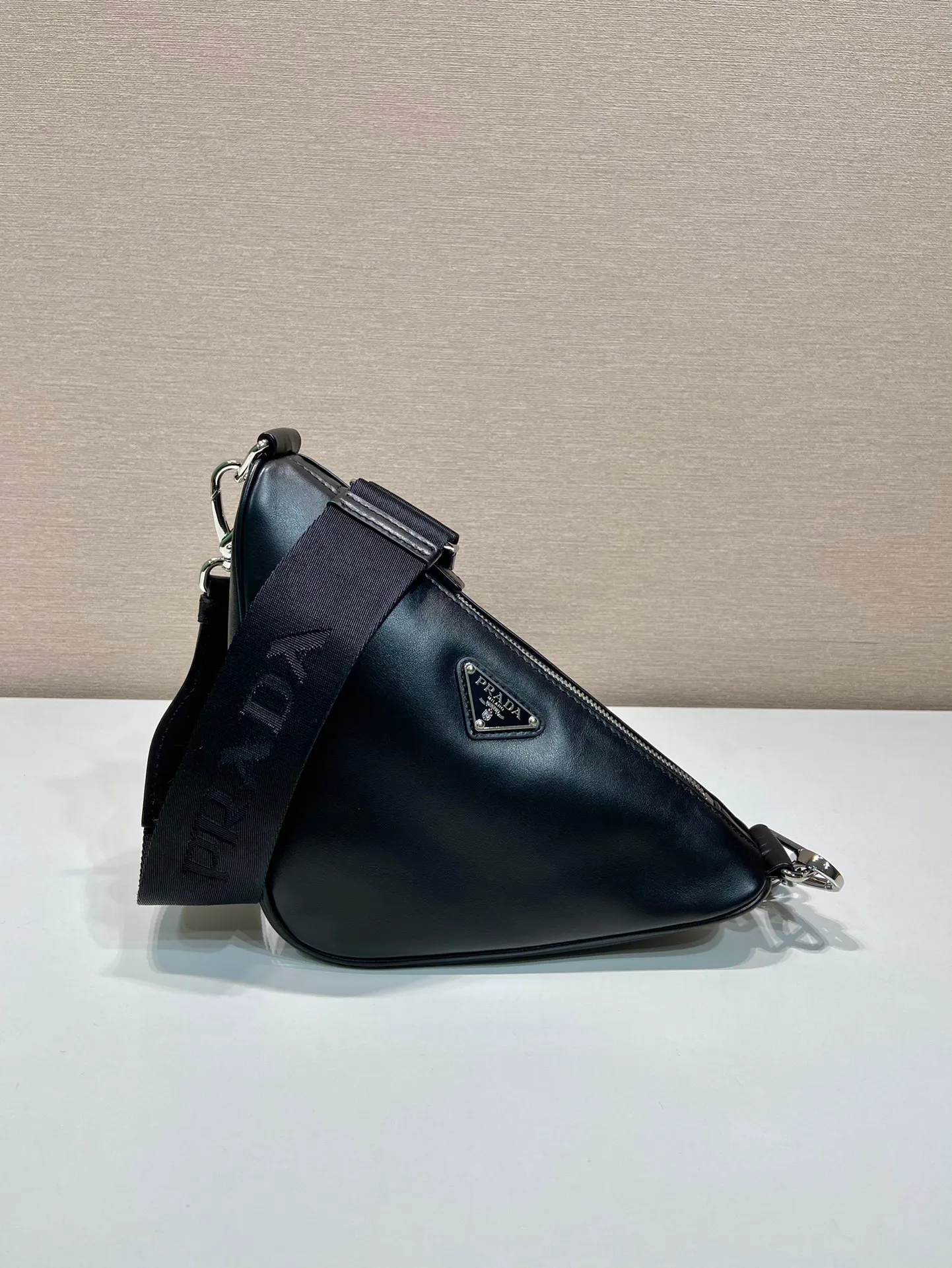 💰1500🎉Upgraded panel triangle bag🎉2VH155 plain texture🎉🎉 This soft leather handbag innovates the brand's iconic geometric shape with rich creativity, deriving a dynamic and versatile design. The bag is embellished with an enameled metal triangle logo and features a detachable nylon and leather shoulder strap for easy carrying in a variety of styles. The capacity is very large and the feel is very soft🎉🎉Universal model for men and women🎉🎉Perfect, hurry up and get it🎉🎉 Length 27x Height 19x Bottom 12cm🎉🎉🎉🍊🍊🍊