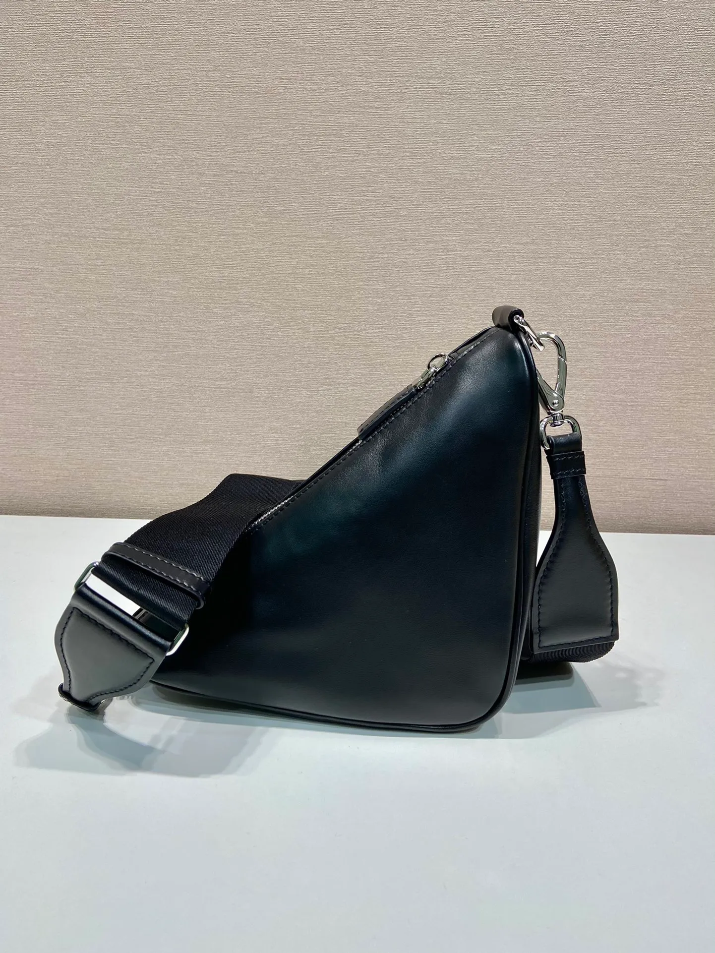 💰1500🎉Upgraded panel triangle bag🎉2VH155 plain texture🎉🎉 This soft leather handbag innovates the brand's iconic geometric shape with rich creativity, deriving a dynamic and versatile design. The bag is embellished with an enameled metal triangle logo and features a detachable nylon and leather shoulder strap for easy carrying in a variety of styles. The capacity is very large and the feel is very soft🎉🎉Universal model for men and women🎉🎉Perfect, hurry up and get it🎉🎉 Length 27x Height 19x Bottom 12cm🎉🎉🎉🍊🍊🍊