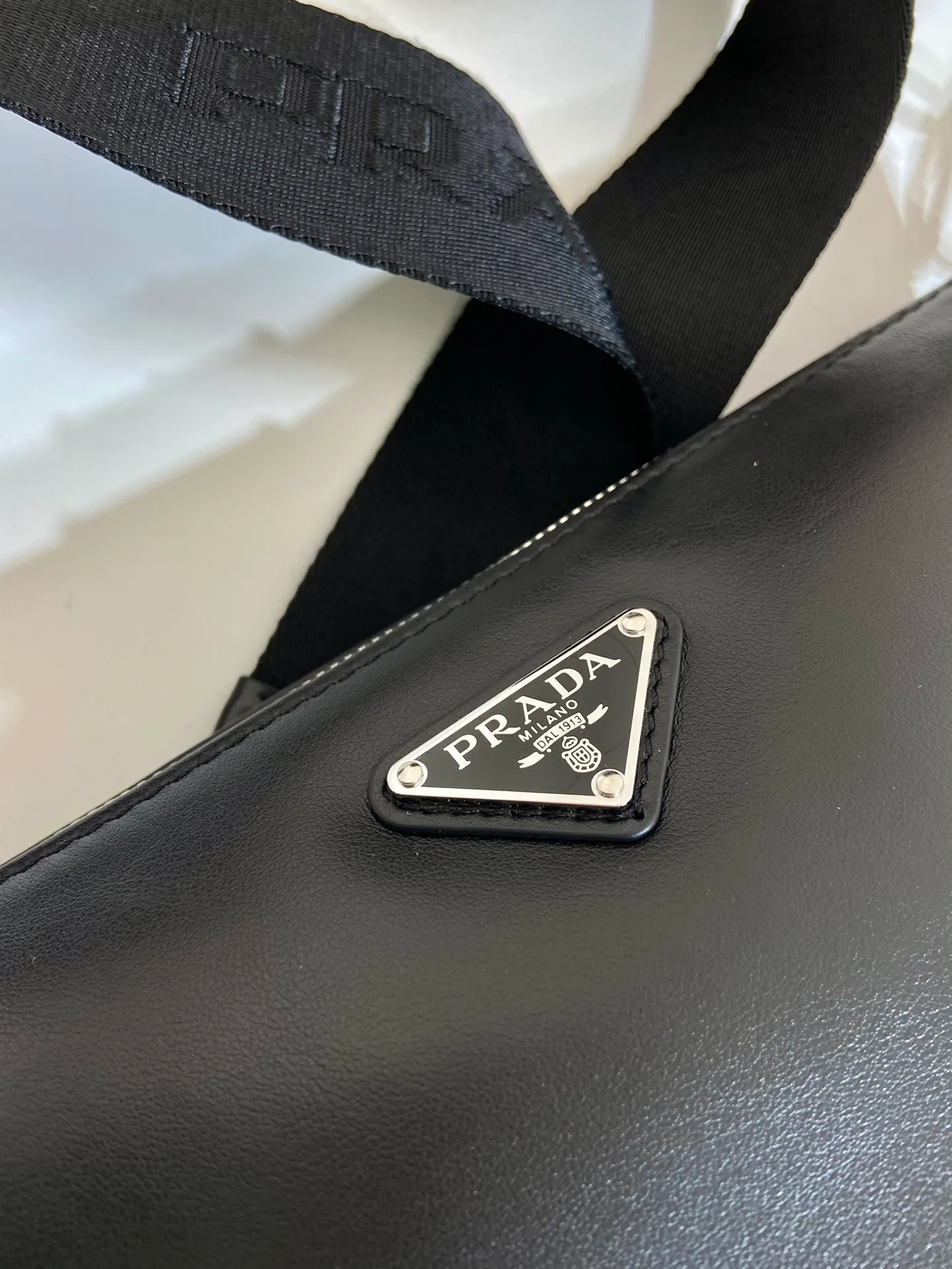 💰1500🎉Upgraded panel triangle bag🎉2VH155 plain texture🎉🎉 This soft leather handbag innovates the brand's iconic geometric shape with rich creativity, deriving a dynamic and versatile design. The bag is embellished with an enameled metal triangle logo and features a detachable nylon and leather shoulder strap for easy carrying in a variety of styles. The capacity is very large and the feel is very soft🎉🎉Universal model for men and women🎉🎉Perfect, hurry up and get it🎉🎉 Length 27x Height 19x Bottom 12cm🎉🎉🎉🍊🍊🍊