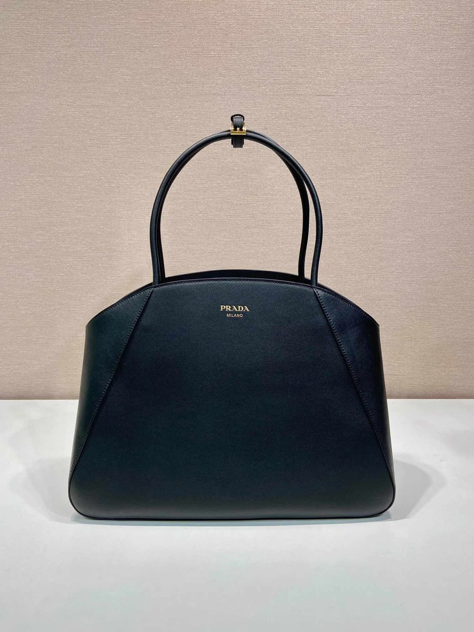 💰1840🎉New style🎉1BG510 Tote Bag🎉🎉 This extra-large leather tote bag has an elegant and smooth shape. It is made of imported calfskin and has a large opening design for easy access to items. Minimalist design with simple yet exquisite details, the handbag is embellished with shiny metal ornaments and exquisite classic letter logo, sublimating the simple and elegant design. Large capacity, simple and practical for babies. Get it now. Worth owning🎉🎉 Length 40x Height 30x Bottom 17cm