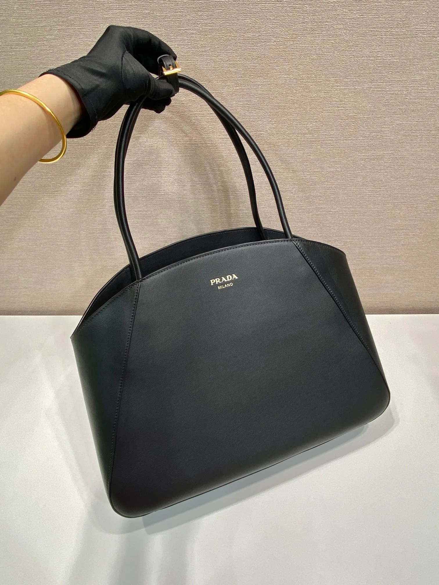 💰1840🎉New style🎉1BG510 Tote Bag🎉🎉 This extra-large leather tote bag has an elegant and smooth shape. It is made of imported calfskin and has a large opening design for easy access to items. Minimalist design with simple yet exquisite details, the handbag is embellished with shiny metal ornaments and exquisite classic letter logo, sublimating the simple and elegant design. Large capacity, simple and practical for babies. Get it now. Worth owning🎉🎉 Length 40x Height 30x Bottom 17cm