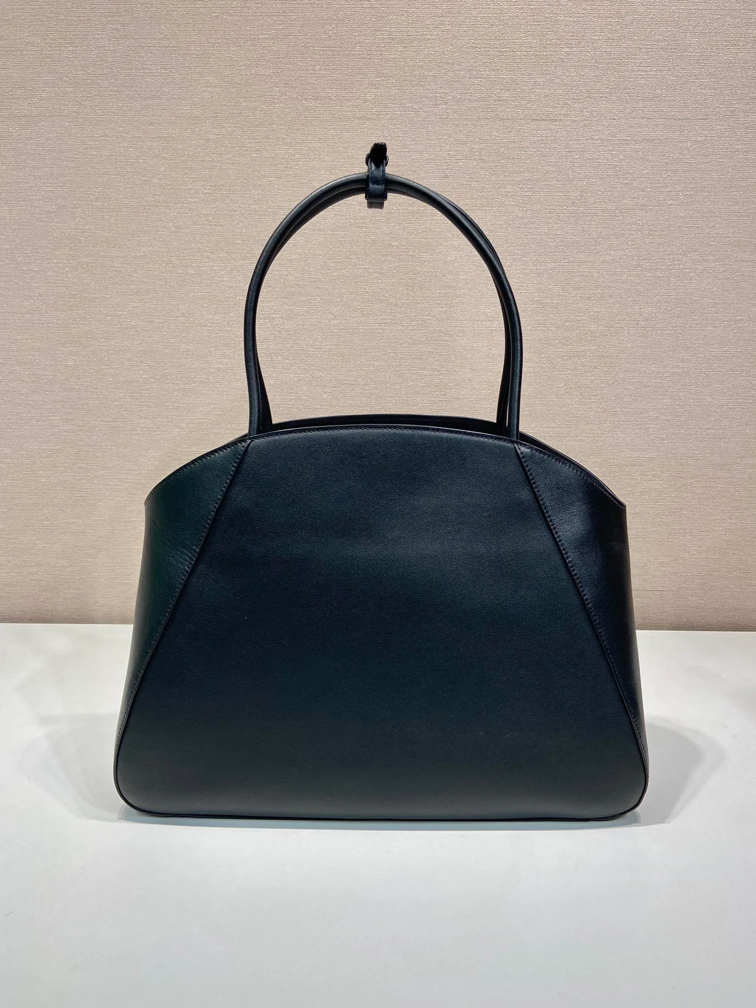 💰1840🎉New style🎉1BG510 Tote Bag🎉🎉 This extra-large leather tote bag has an elegant and smooth shape. It is made of imported calfskin and has a large opening design for easy access to items. Minimalist design with simple yet exquisite details, the handbag is embellished with shiny metal ornaments and exquisite classic letter logo, sublimating the simple and elegant design. Large capacity, simple and practical for babies. Get it now. Worth owning🎉🎉 Length 40x Height 30x Bottom 17cm