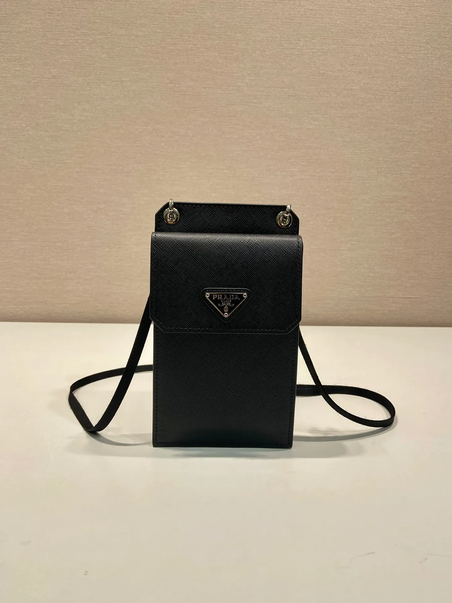 💰760🎉New all-leather mobile phone bag🎉2VZ068👏👏The new mobile phone bag has a super simple and unique shape. It is definitely worth buying for the current super popular small bag trend! It is equipped with a detachable webbing and has a card slot on the back, making it easy to carry when going out. 🙊 For fashionistas who have a lot of bags, I recommend this design. It is simple and elegant. A triangle logo is enough to show the fashionable atmosphere of personality. The back is easy to use for daily use. Recommended for men and women. 👧🏻➕👨🏻 I like the design of PRD so much. Fashion 😘😘 Length 19x Height 11x Bottom 3cm