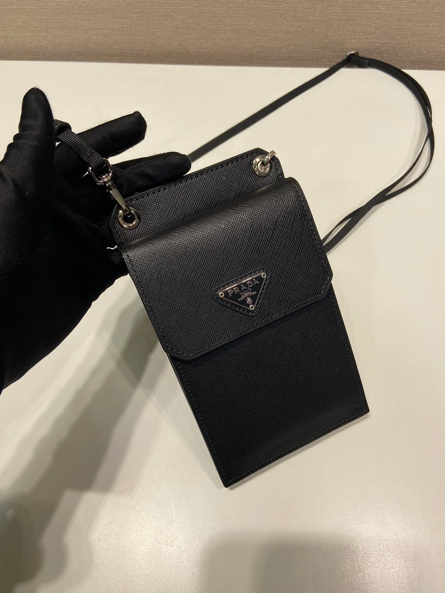 💰760🎉New all-leather mobile phone bag🎉2VZ068👏👏The new mobile phone bag has a super simple and unique shape. It is definitely worth buying for the current super popular small bag trend! It is equipped with a detachable webbing and has a card slot on the back, making it easy to carry when going out. 🙊 For fashionistas who have a lot of bags, I recommend this design. It is simple and elegant. A triangle logo is enough to show the fashionable atmosphere of personality. The back is easy to use for daily use. Recommended for men and women. 👧🏻➕👨🏻 I like the design of PRD so much. Fashion 😘😘 Length 19x Height 11x Bottom 3cm