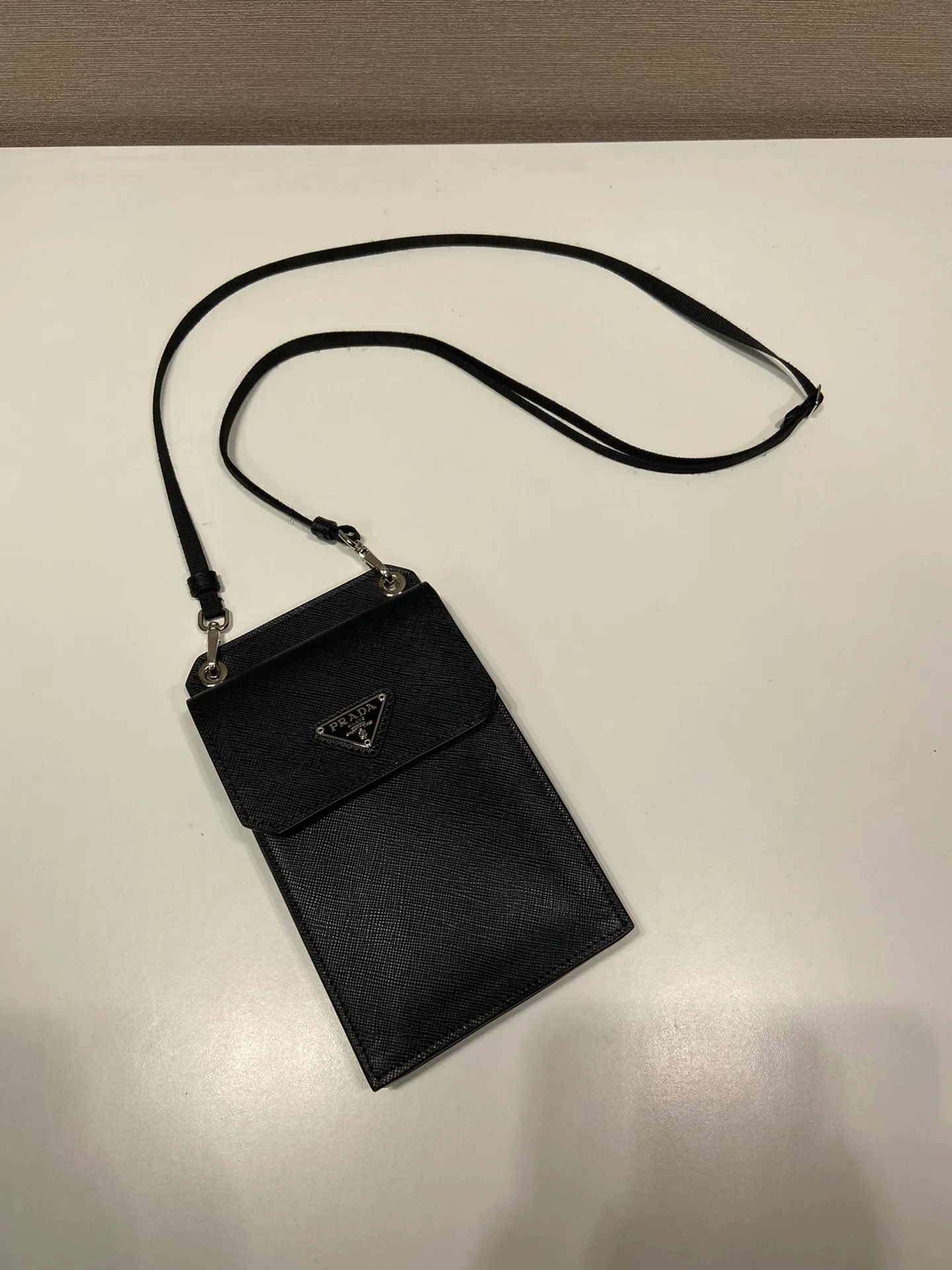 💰760🎉New all-leather mobile phone bag🎉2VZ068👏👏The new mobile phone bag has a super simple and unique shape. It is definitely worth buying for the current super popular small bag trend! It is equipped with a detachable webbing and has a card slot on the back, making it easy to carry when going out. 🙊 For fashionistas who have a lot of bags, I recommend this design. It is simple and elegant. A triangle logo is enough to show the fashionable atmosphere of personality. The back is easy to use for daily use. Recommended for men and women. 👧🏻➕👨🏻 I like the design of PRD so much. Fashion 😘😘 Length 19x Height 11x Bottom 3cm