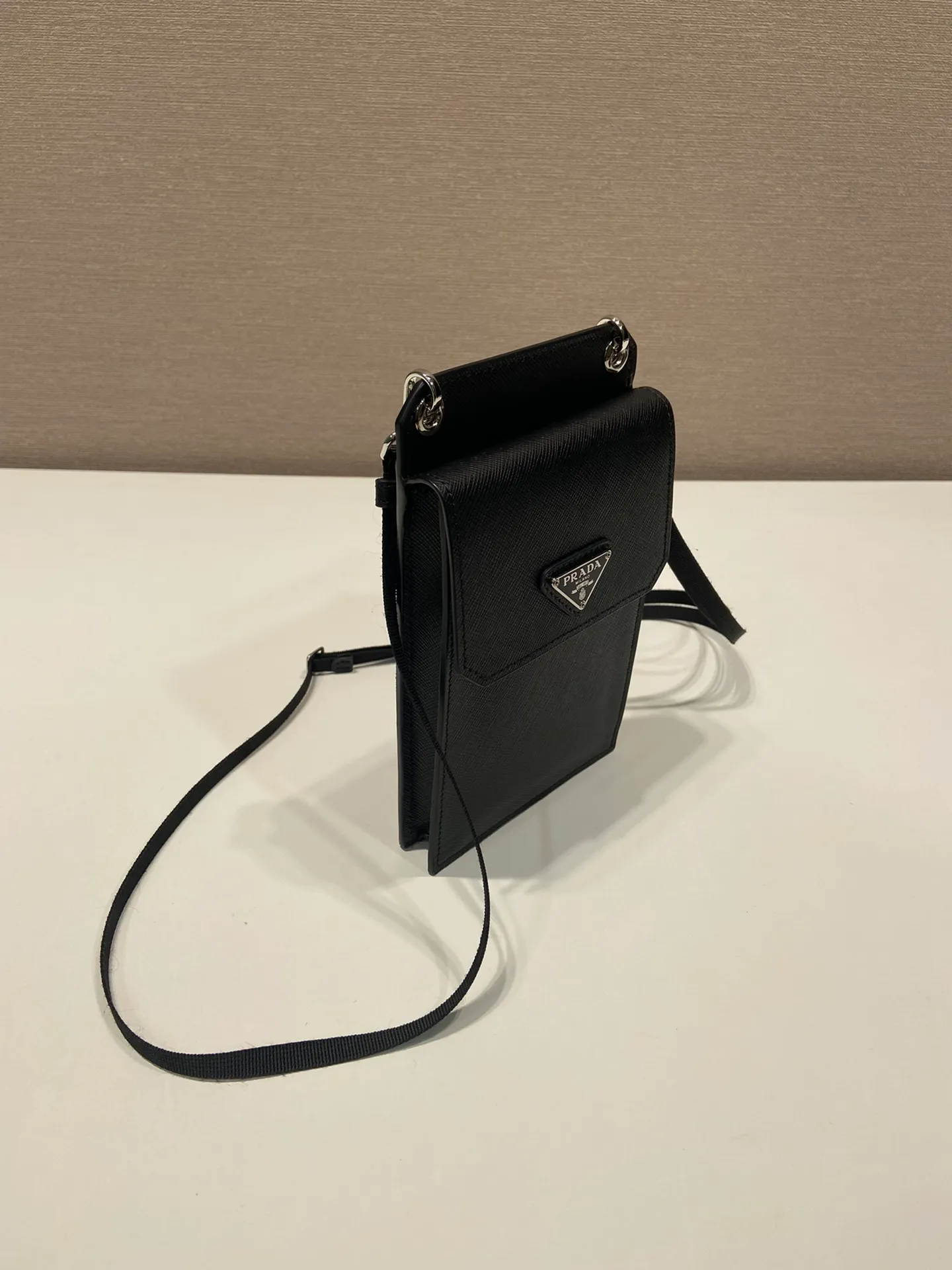 💰760🎉New all-leather mobile phone bag🎉2VZ068👏👏The new mobile phone bag has a super simple and unique shape. It is definitely worth buying for the current super popular small bag trend! It is equipped with a detachable webbing and has a card slot on the back, making it easy to carry when going out. 🙊 For fashionistas who have a lot of bags, I recommend this design. It is simple and elegant. A triangle logo is enough to show the fashionable atmosphere of personality. The back is easy to use for daily use. Recommended for men and women. 👧🏻➕👨🏻 I like the design of PRD so much. Fashion 😘😘 Length 19x Height 11x Bottom 3cm