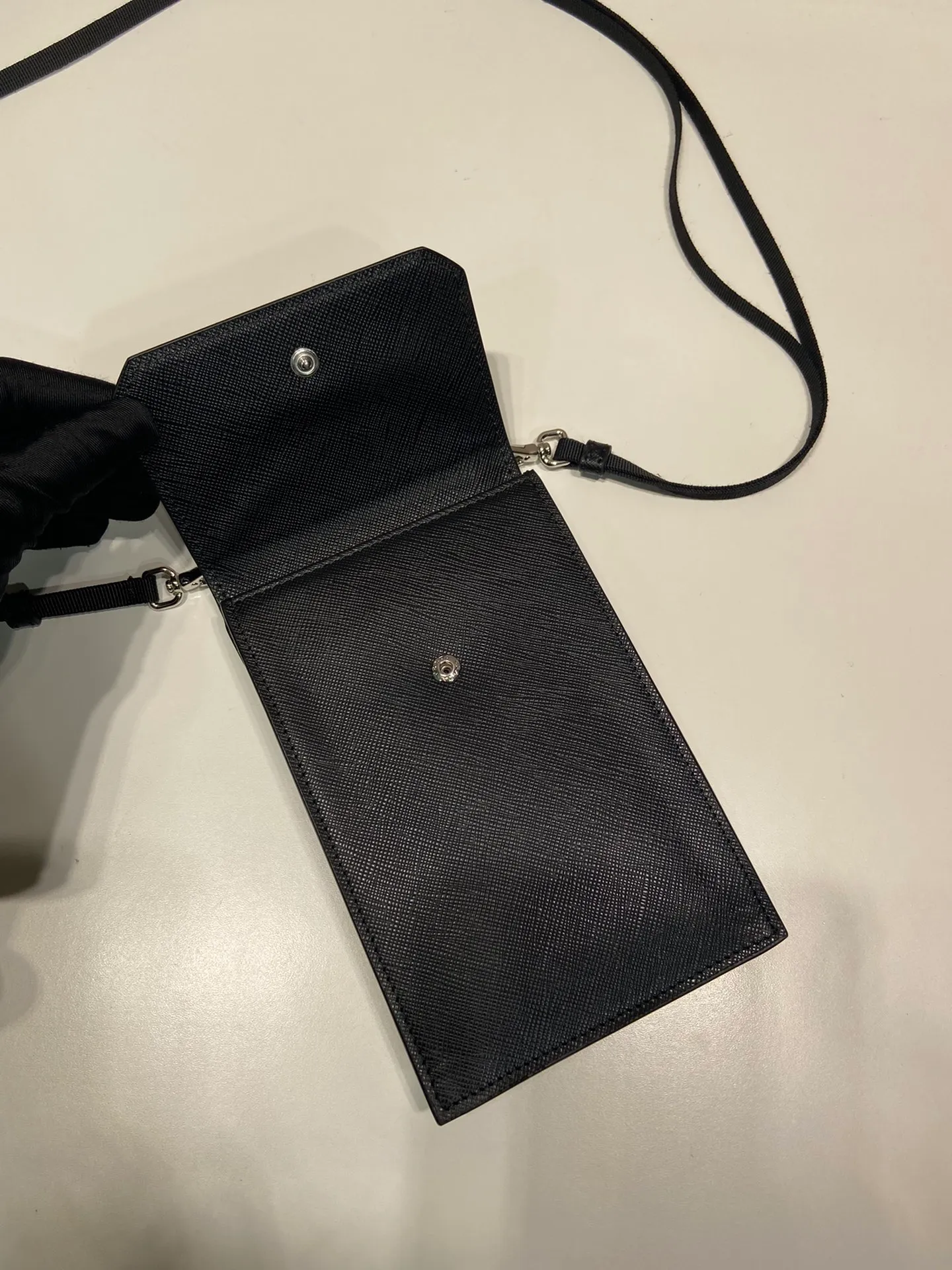 💰760🎉New all-leather mobile phone bag🎉2VZ068👏👏The new mobile phone bag has a super simple and unique shape. It is definitely worth buying for the current super popular small bag trend! It is equipped with a detachable webbing and has a card slot on the back, making it easy to carry when going out. 🙊 For fashionistas who have a lot of bags, I recommend this design. It is simple and elegant. A triangle logo is enough to show the fashionable atmosphere of personality. The back is easy to use for daily use. Recommended for men and women. 👧🏻➕👨🏻 I like the design of PRD so much. Fashion 😘😘 Length 19x Height 11x Bottom 3cm