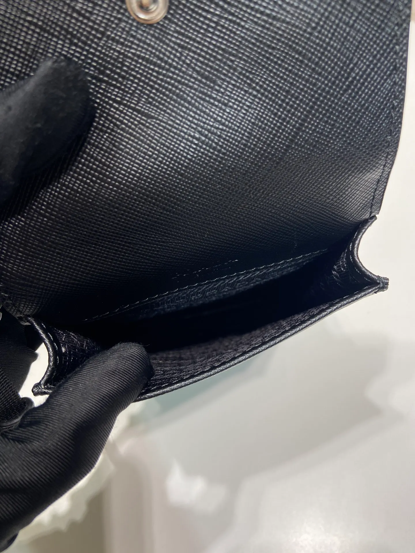 💰760🎉New all-leather mobile phone bag🎉2VZ068👏👏The new mobile phone bag has a super simple and unique shape. It is definitely worth buying for the current super popular small bag trend! It is equipped with a detachable webbing and has a card slot on the back, making it easy to carry when going out. 🙊 For fashionistas who have a lot of bags, I recommend this design. It is simple and elegant. A triangle logo is enough to show the fashionable atmosphere of personality. The back is easy to use for daily use. Recommended for men and women. 👧🏻➕👨🏻 I like the design of PRD so much. Fashion 😘😘 Length 19x Height 11x Bottom 3cm