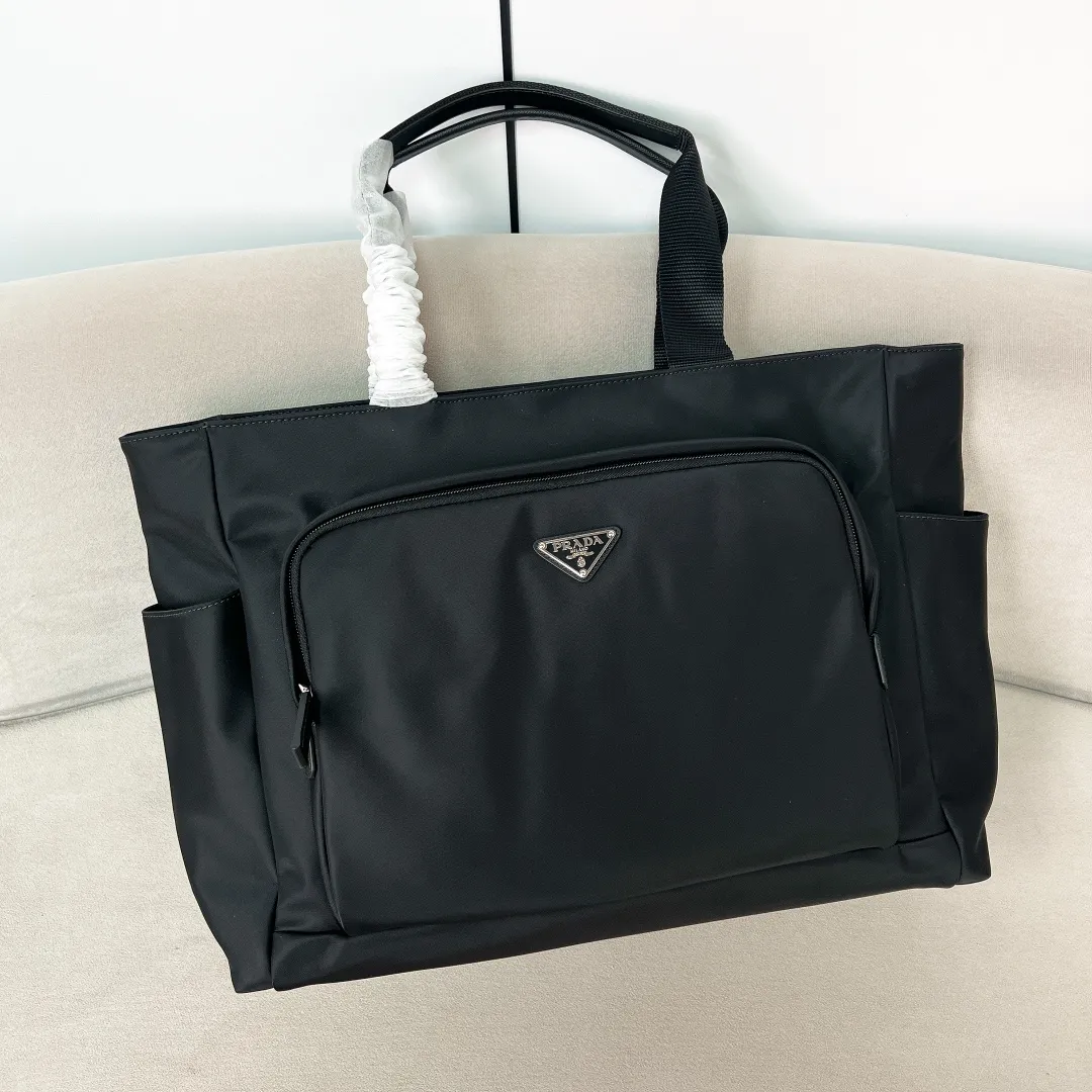 💰1260✨New first release✨2023 autumn and winter new men's nylon tote bag 2VG097 Functional main tote bag Imported parachute fabric Triangular enamel logo on the front Full of fashion Very large capacity with three main compartments More suitable for casual styling It is very convenient to carry on the plane✈ Size: 40*33*15cm Black