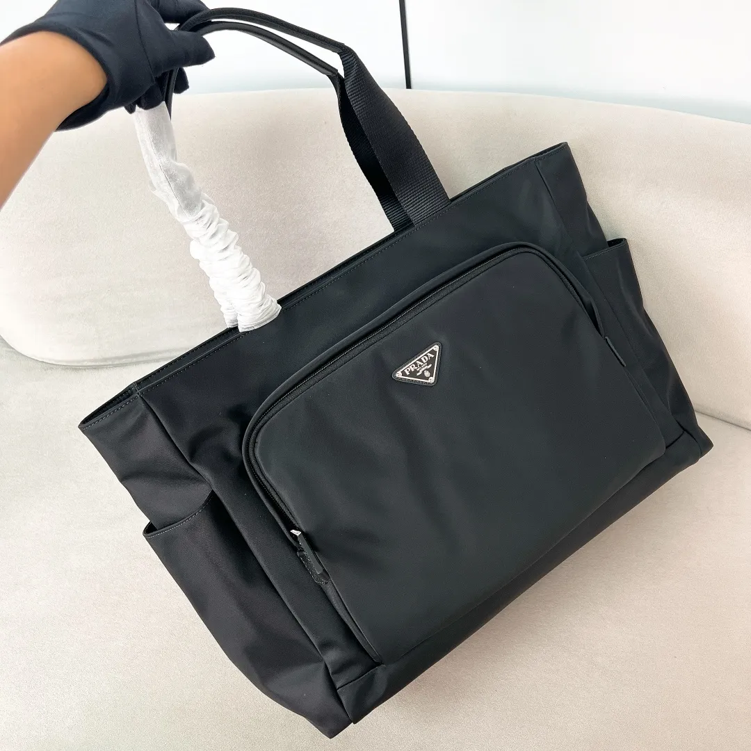 💰1260✨New first release✨2023 autumn and winter new men's nylon tote bag 2VG097 Functional main tote bag Imported parachute fabric Triangular enamel logo on the front Full of fashion Very large capacity with three main compartments More suitable for casual styling It is very convenient to carry on the plane✈ Size: 40*33*15cm Black