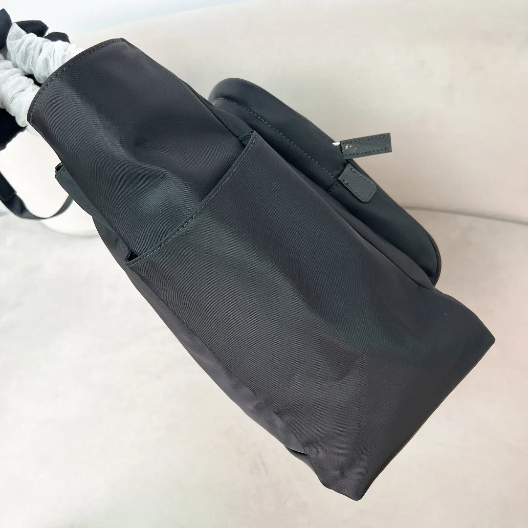 💰1260✨New first release✨2023 autumn and winter new men's nylon tote bag 2VG097 Functional main tote bag Imported parachute fabric Triangular enamel logo on the front Full of fashion Very large capacity with three main compartments More suitable for casual styling It is very convenient to carry on the plane✈ Size: 40*33*15cm Black