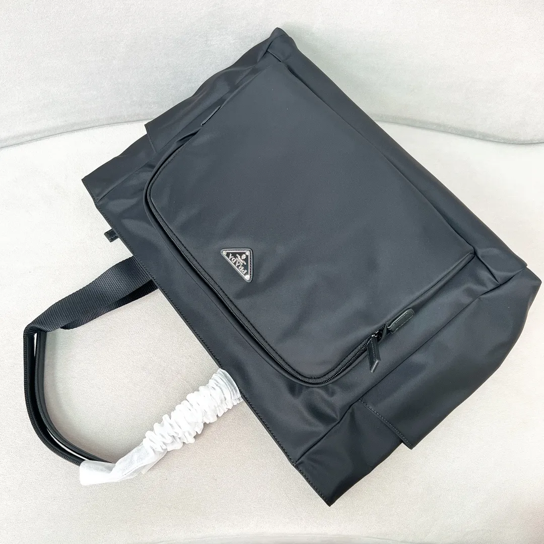 💰1260✨New first release✨2023 autumn and winter new men's nylon tote bag 2VG097 Functional main tote bag Imported parachute fabric Triangular enamel logo on the front Full of fashion Very large capacity with three main compartments More suitable for casual styling It is very convenient to carry on the plane✈ Size: 40*33*15cm Black