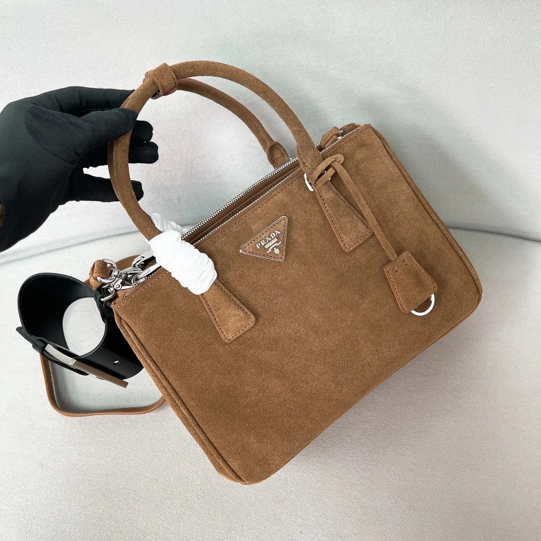 💰1700✨New product launch✨P’s classic Galleria handbag - "Killer Bag" comes in medium size 1BA863 suede. People who know fashion love killer bags. The bag should look like a killer bag. Carefully crafted with imported suede. Minimalist and capable bag shape with triangular metal lettering logo. Double zipper design. The middle main bag has extra large capacity. Double handles and detachable shoulder straps make it It can be carried by hand or carried cross-body. It can be opened and closed with side snap buttons. The bag body changes to add elegance and elegance. It is small and exquisite, adding a playful and fashionable feel. Size 28*12*19.5 suede.