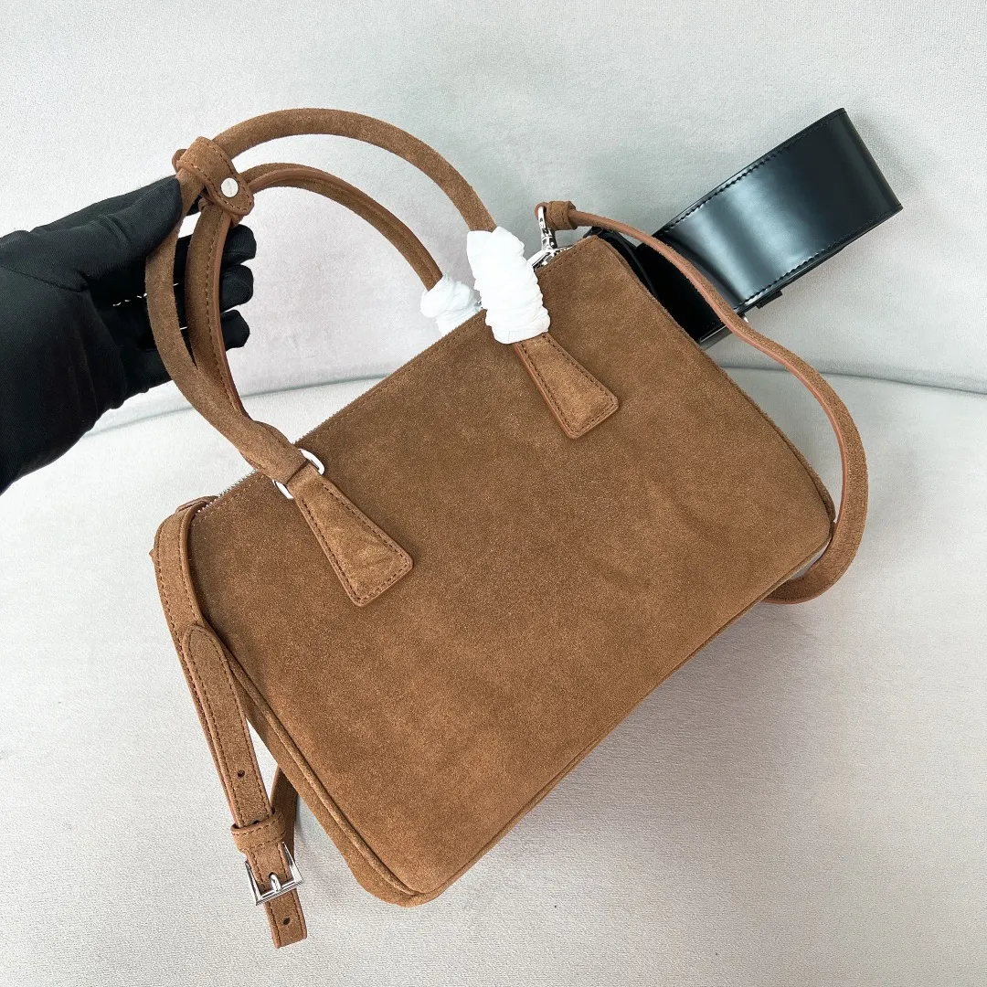 💰1700✨New product launch✨P’s classic Galleria handbag - "Killer Bag" comes in medium size 1BA863 suede. People who know fashion love killer bags. The bag should look like a killer bag. Carefully crafted with imported suede. Minimalist and capable bag shape with triangular metal lettering logo. Double zipper design. The middle main bag has extra large capacity. Double handles and detachable shoulder straps make it It can be carried by hand or carried cross-body. It can be opened and closed with side snap buttons. The bag body changes to add elegance and elegance. It is small and exquisite, adding a playful and fashionable feel. Size 28*12*19.5 suede.