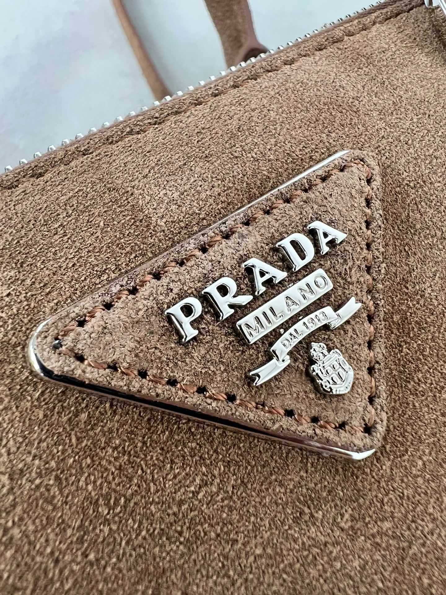 💰1700✨New product launch✨P’s classic Galleria handbag - "Killer Bag" comes in medium size 1BA863 suede. People who know fashion love killer bags. The bag should look like a killer bag. Carefully crafted with imported suede. Minimalist and capable bag shape with triangular metal lettering logo. Double zipper design. The middle main bag has extra large capacity. Double handles and detachable shoulder straps make it It can be carried by hand or carried cross-body. It can be opened and closed with side snap buttons. The bag body changes to add elegance and elegance. It is small and exquisite, adding a playful and fashionable feel. Size 28*12*19.5 suede.