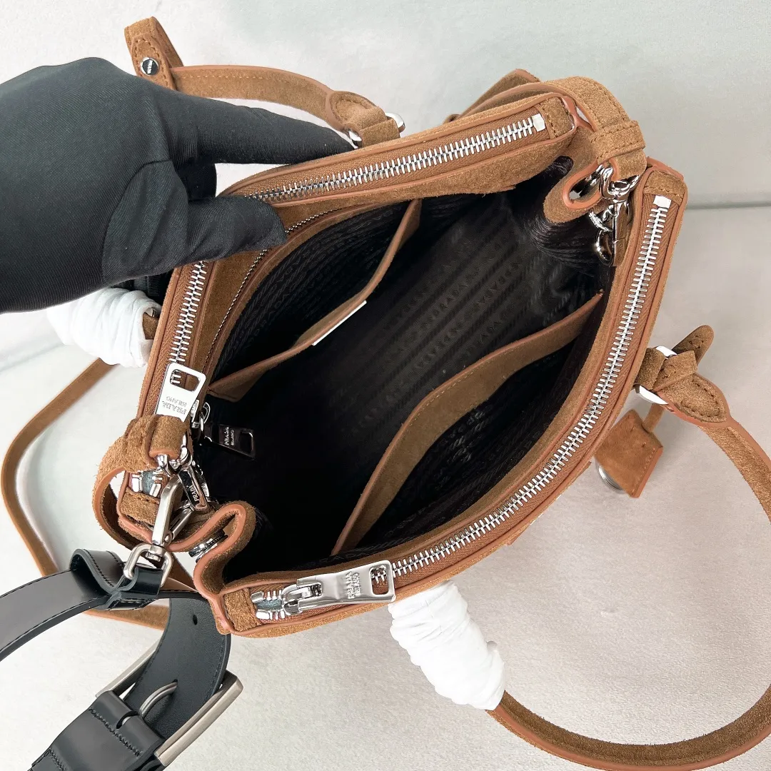 💰1700✨New product launch✨P’s classic Galleria handbag - "Killer Bag" comes in medium size 1BA863 suede. People who know fashion love killer bags. The bag should look like a killer bag. Carefully crafted with imported suede. Minimalist and capable bag shape with triangular metal lettering logo. Double zipper design. The middle main bag has extra large capacity. Double handles and detachable shoulder straps make it It can be carried by hand or carried cross-body. It can be opened and closed with side snap buttons. The bag body changes to add elegance and elegance. It is small and exquisite, adding a playful and fashionable feel. Size 28*12*19.5 suede.