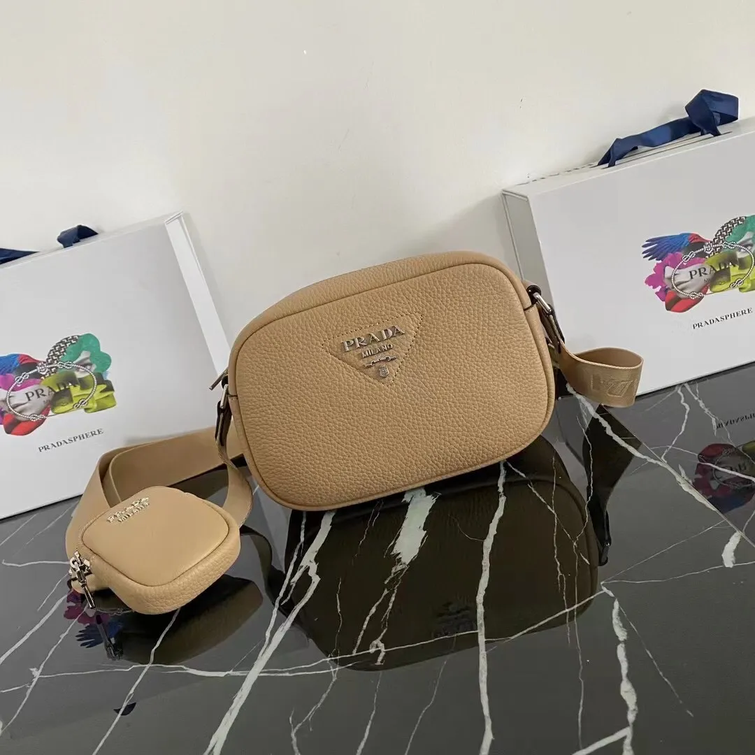P1160¥ [Top original order] 🎉New camera crossbody bag🎉1BH182 has arrived🎉🎉This crossbody bag is made of imported deerskin grain cowhide and equipped with an adjustable long shoulder strap. My favorite It’s a small bag on the shoulder strap😘It’s perfect😘, it has a large capacity, is simple and elegant, and feels super soft🎉Hurry up and get it🎉Dimensions: length 22x height 14.5x bottom 8cm🎉🎉🎉👏👏👏!