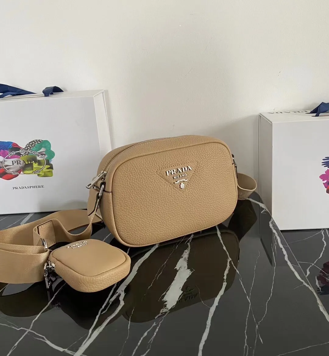 P1160¥ [Top original order] 🎉New camera crossbody bag🎉1BH182 has arrived🎉🎉This crossbody bag is made of imported deerskin grain cowhide and equipped with an adjustable long shoulder strap. My favorite It’s a small bag on the shoulder strap😘It’s perfect😘, it has a large capacity, is simple and elegant, and feels super soft🎉Hurry up and get it🎉Dimensions: length 22x height 14.5x bottom 8cm🎉🎉🎉👏👏👏!