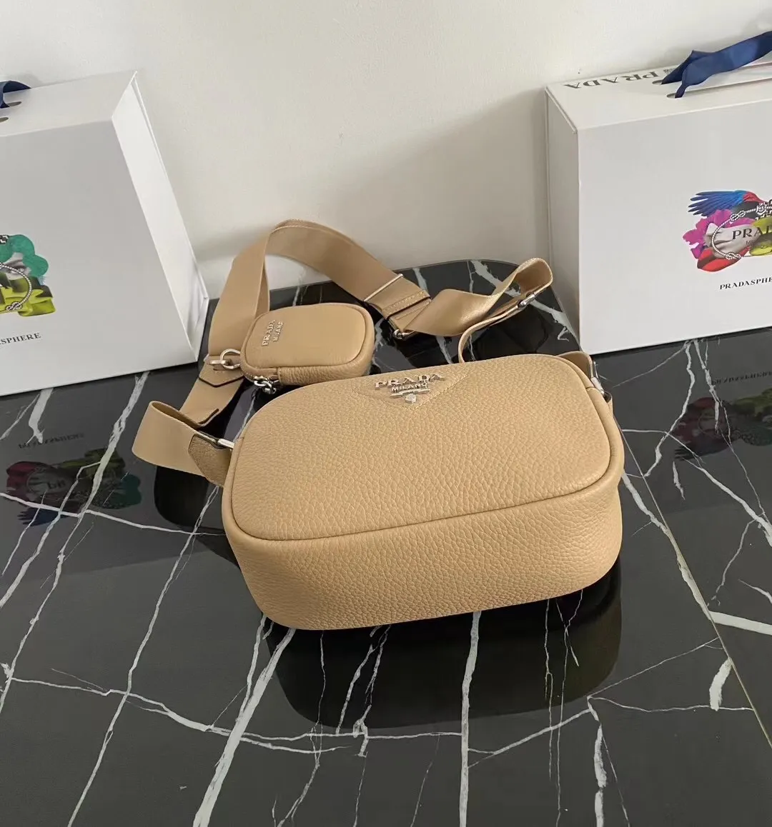 P1160¥ [Top original order] 🎉New camera crossbody bag🎉1BH182 has arrived🎉🎉This crossbody bag is made of imported deerskin grain cowhide and equipped with an adjustable long shoulder strap. My favorite It’s a small bag on the shoulder strap😘It’s perfect😘, it has a large capacity, is simple and elegant, and feels super soft🎉Hurry up and get it🎉Dimensions: length 22x height 14.5x bottom 8cm🎉🎉🎉👏👏👏!