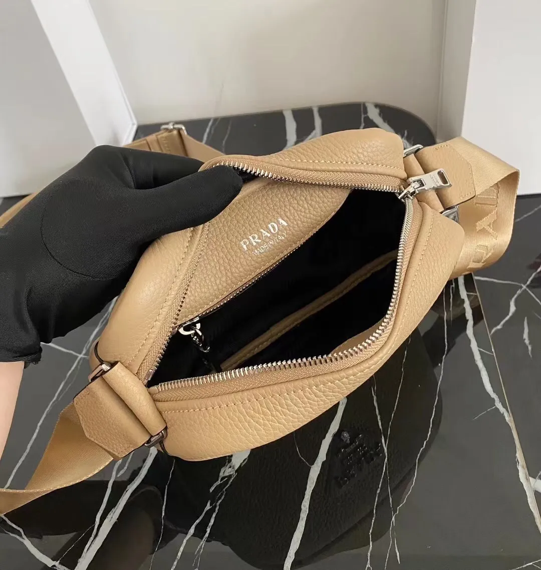 P1160¥ [Top original order] 🎉New camera crossbody bag🎉1BH182 has arrived🎉🎉This crossbody bag is made of imported deerskin grain cowhide and equipped with an adjustable long shoulder strap. My favorite It’s a small bag on the shoulder strap😘It’s perfect😘, it has a large capacity, is simple and elegant, and feels super soft🎉Hurry up and get it🎉Dimensions: length 22x height 14.5x bottom 8cm🎉🎉🎉👏👏👏!